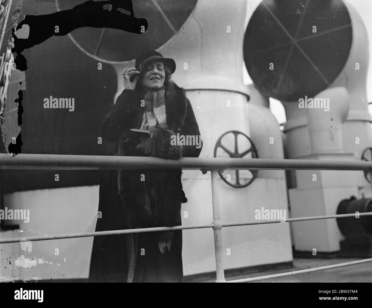 Ethel Barrymore kommt in England an. Miss Ethel Barrymore, die Schauspielerin Schwester von John und Lionel Barrymore, kam mit dem Liner Aquitania in Southampton an. Miss Barrymore wird in london auf der Bühne stehen. Foto zeigt, Ethel Barrymore an Bord der Aquitania bei der Ankunft in Southampton. 17. Januar 1934 Stockfoto