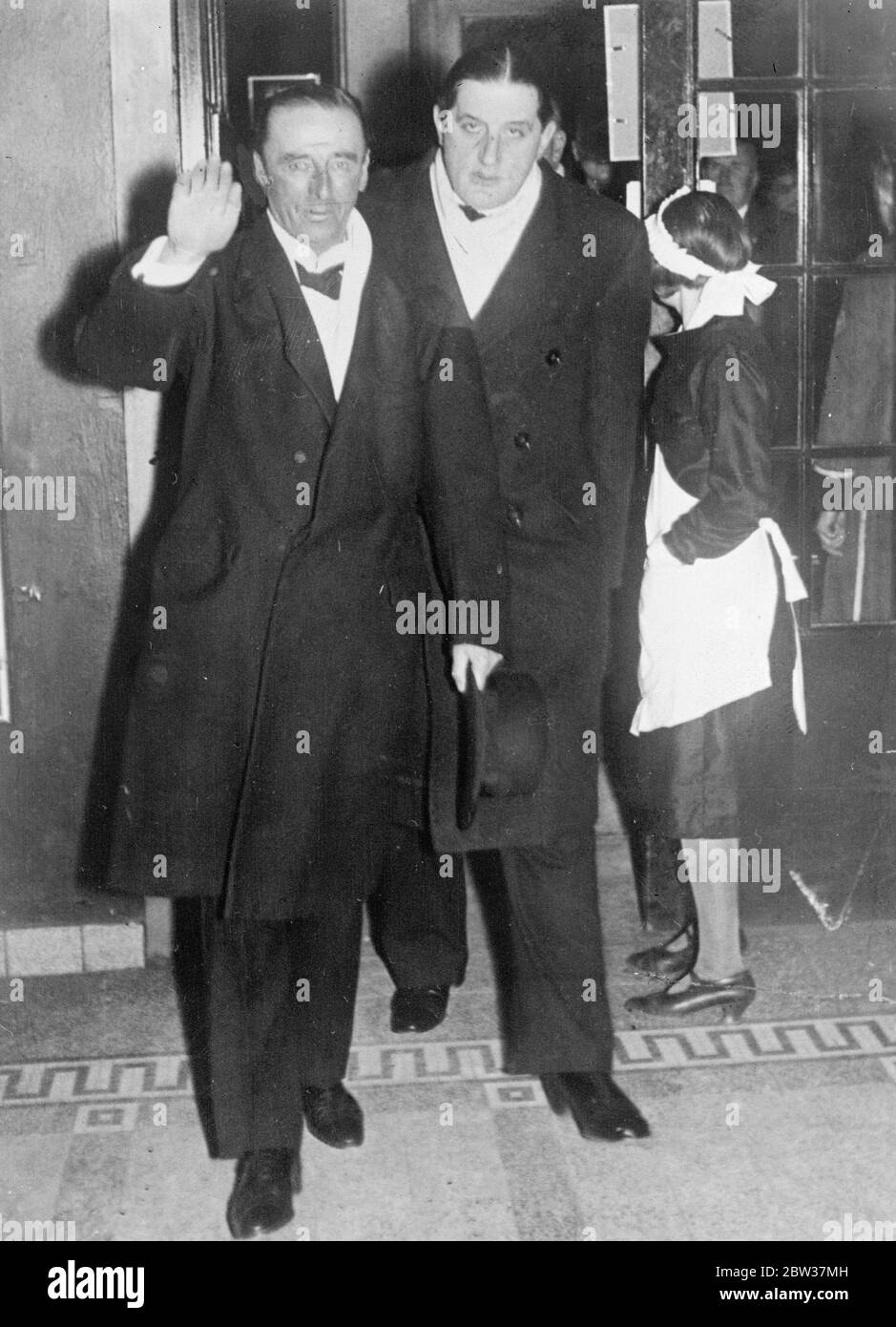 Lord Mottistone sieht Nazi-Film in Berlin. Lord Mottistone, der Berlin besucht eine Gala-Performance des Films "Hans Westmar, einer der vielen, die sich mit der Nazi-Bewegung. Lord Mottistone wurde von Herrn Milch, Chef des deutschen Luftverkehrs, und Dr. Hanfstaengl, ein Mitglied der Nazi-Partei und jetzt einer der Chef-Leutnants Hitlers begleitet. Foto zeigt, von links nach rechts, Herr Milch, Lord Mottistone und Dr. Hanfstaengl. 11. Januar 1934 Stockfoto