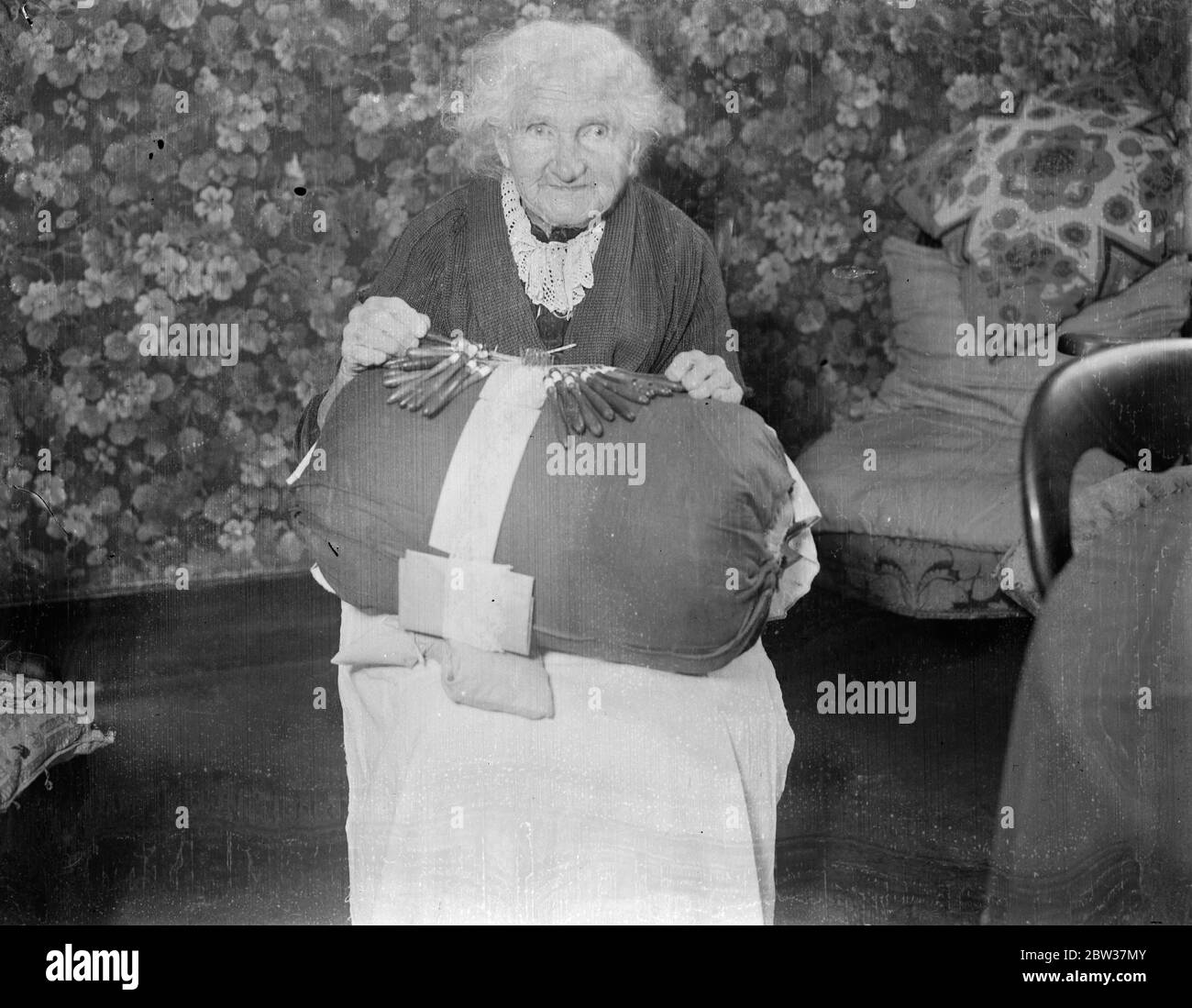 Herstellung von Buckinghamshire Spitze von Hand, Frau Eldridge im Alter von 95. 12. Januar 1934 Stockfoto