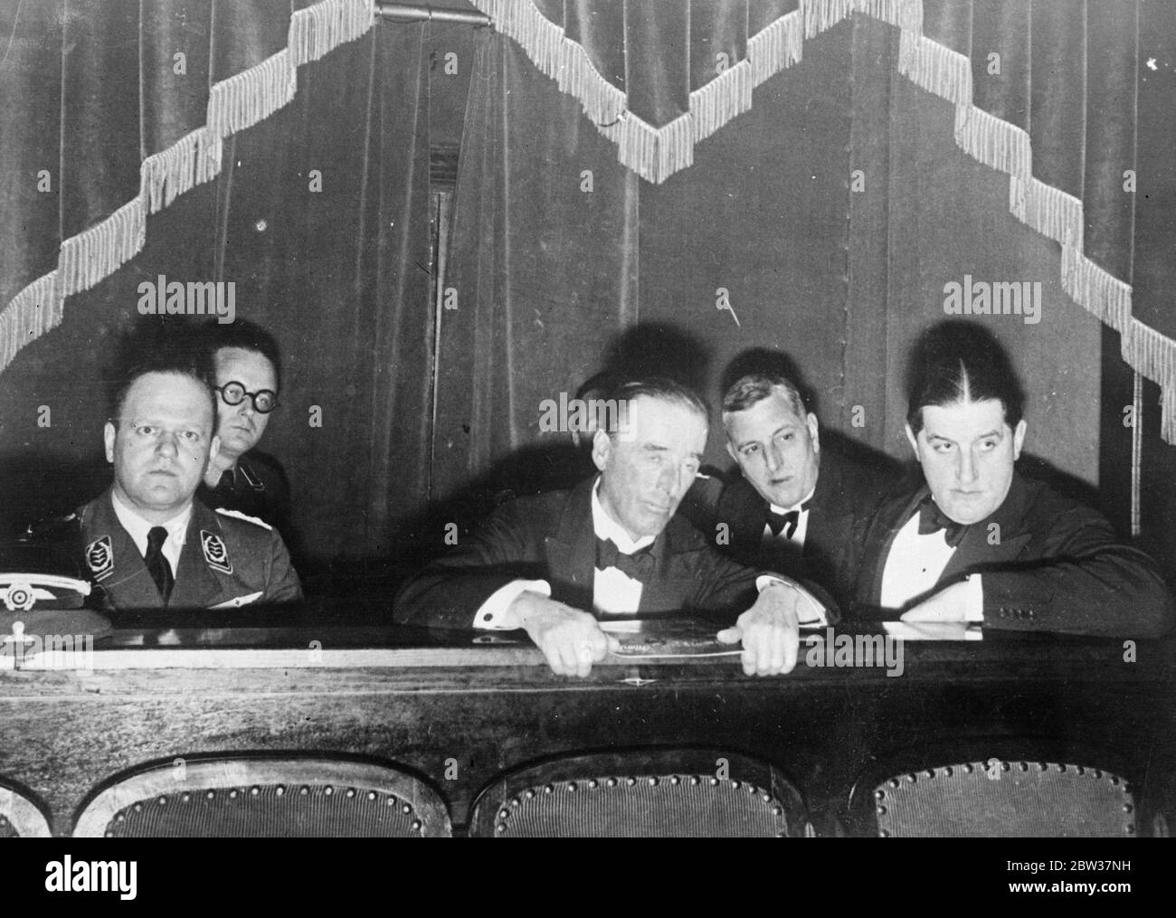 Lord Mottistone sieht Nazi-Film in Berlin. Lord Mottistone, der Berlin besucht eine Gala-Performance des Films "Hans Westmar, einer der vielen, die sich mit der Nazi-Bewegung. Lord Mottistone wurde von Herrn Milch, Chef des deutschen Luftverkehrs, und Dr. Hanfstaengl, ein Mitglied der Nazi-Partei und jetzt einer der chirf Leutenants Hitlers begleitet. Foto zeigt, von links nach rechts, Herr Milch, Lord Mottistone und Dr. Hanfstaengl. 11. Januar 1934 Stockfoto