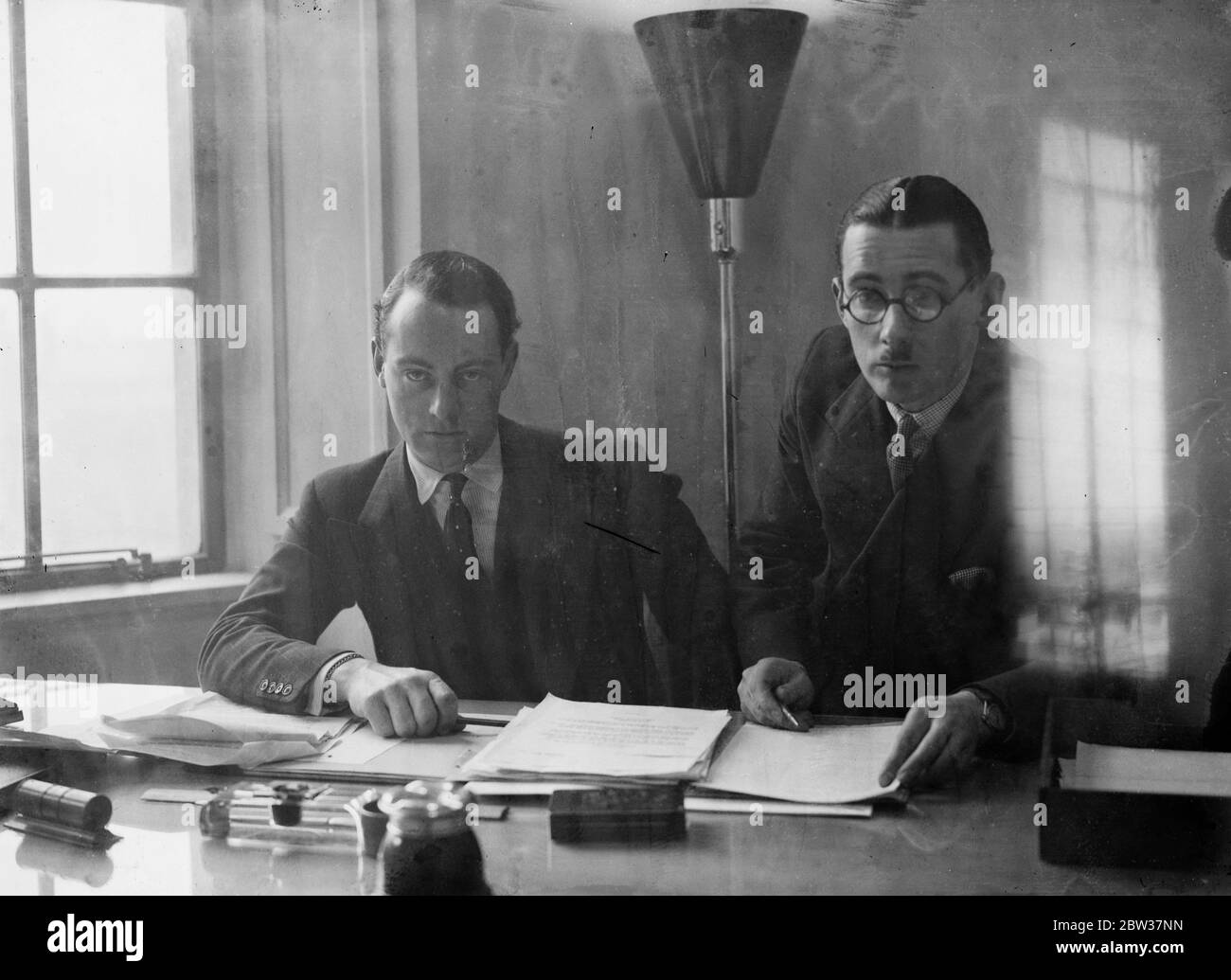 21 Jahre alt Speed King eröffnet Büro in London, von dem er die Welt Motorrader herausfordern wird. Herr Whitney Straight , der 21-jährige amerikanische Millionär, der als Cambridge Undergraduate-Rennfahrer berühmt wurde, hat ein Büro in Bush House, Aldwych, London eröffnet, von dem aus er Herausforderungen an die Welt des Motorsports herausgeben wird. Er hat eine Flotte von fünf der angeblich schnellsten Autos der Welt gekauft, die neueste Typ Maseratis, und wird in nicht weniger als siebenunddreißig Rennen auf dem Kontinent konkurrieren, einschließlich aller großen Grand Prix Wettbewerbe. Er hat auch ein schnelles Flugzeug für erworben Stockfoto