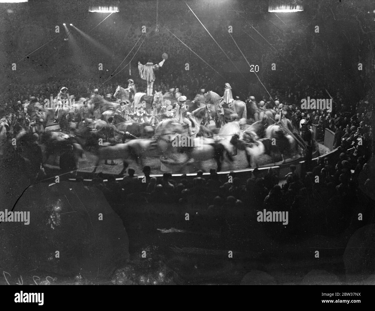 Sechstausend Schüler beobachten Probe von Olympia Zirkus. Sechstausend Schulkinder sahen die Generalprobe des Olympia weihnachtszirkus, in Olympia, London. Foto zeigt ; Zirkuspferde in der Zirkusring . 21 Dezember 1933 Stockfoto