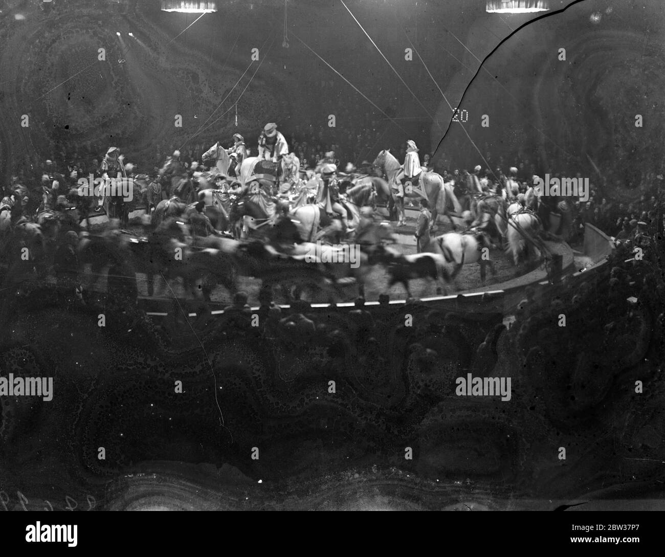 Sechstausend Schüler beobachten Probe von Olympia Zirkus. Sechstausend Schulkinder sahen die Generalprobe des Olympia weihnachtszirkus, in Olympia, London. Foto zeigt ; Zirkuspferde in der Zirkusring . 21 Dezember 1933 Stockfoto