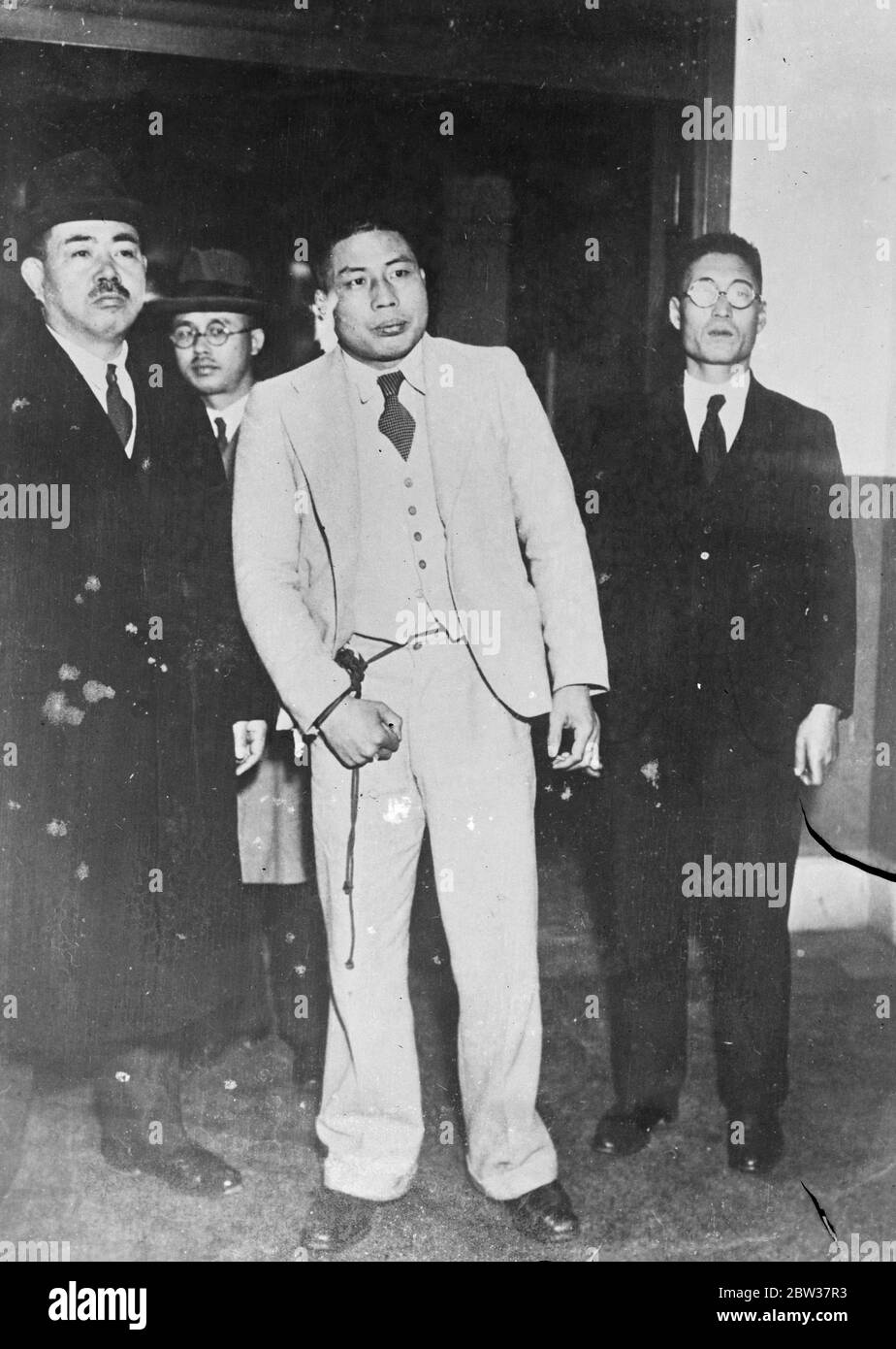 Japanischer Champion Boxer wegen Attentat auf berühmten Staatsmann verhaftet. Sosumu Noguchi, japanischer Weltmeister im Boxing, wurde nach dem Versuch verhaftet, Baron Reijiro Wakatsumi, einen prominenten japanischen Staatsmann, zu ermorden, als der Baron am Bahnhof Uyeno in Tokio ankam. Er entkam knapp dem Tod an der Stelle eines Dolches. Foto zeigt: Susumu Noguchi nach seiner Verhaftung. 22 Dezember 1933 Stockfoto