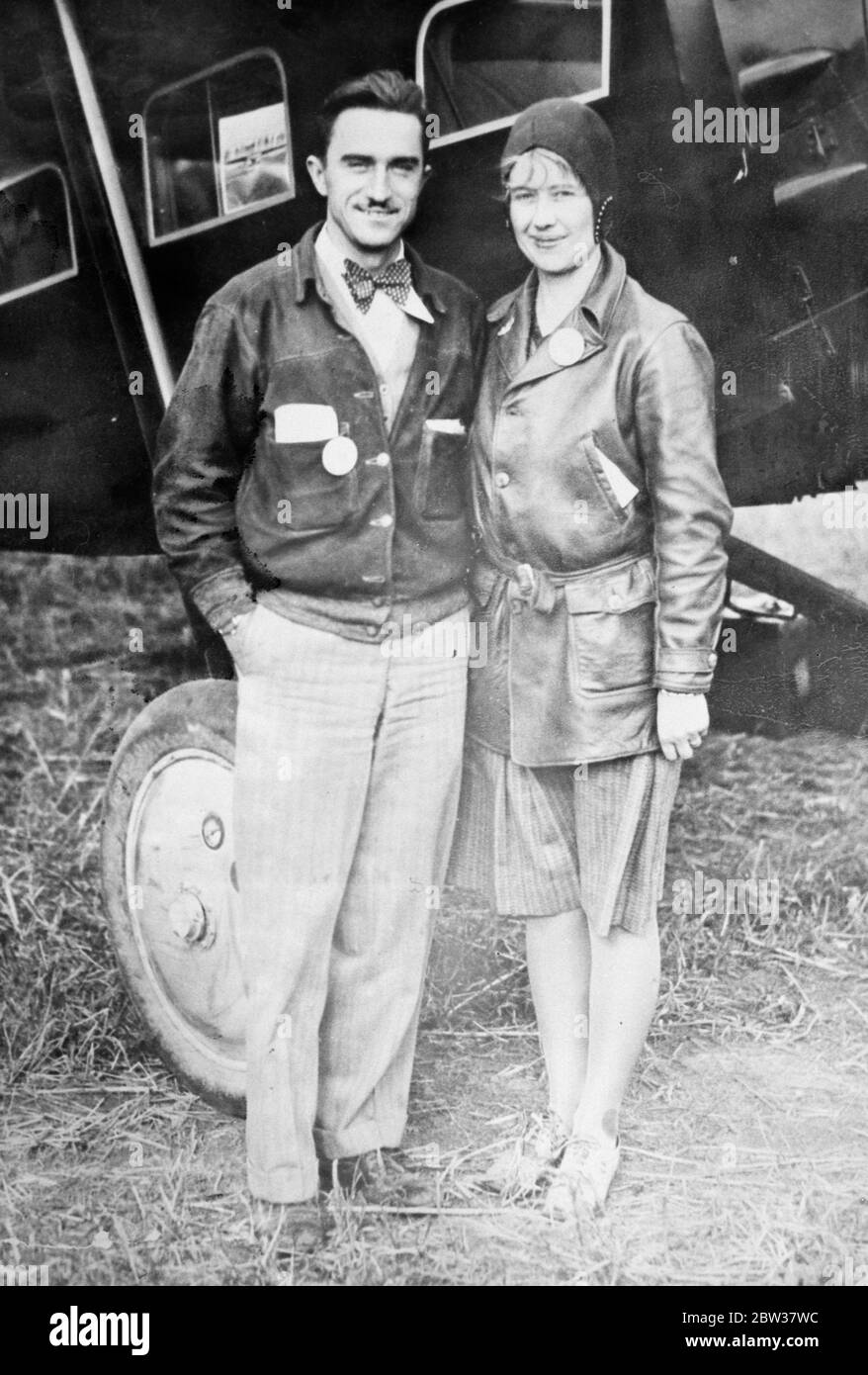 Selbstmord mit dem Flugzeug als Luftfrau verschwindet über Atlantik. Alle Hoffnung ist verloren worden, Louise Turck Stanton zu finden, ein jugendliches Mitglied einer aristokratischen Familie in Jacksonville, Florida, die über dem Atlantik in einem geliehenen Flugzeug verschwunden ist. Sie hinterließ eine Notiz, in der sie sagte, "ich ' m gehen in den Weltraum, um herauszufinden, was es ' s alles über, wenn es isn ' t alles, was ok sein wird zu. Frau Stanton schrieb auch: "Ich will kein Wrack gefunden haben." Sie trauerte um den Tod ihres Mannes, eines Flugzeugs, der vor 14 Tagen bei einem Autounfall getötet wurde. Foto zeigt Frau Stanton mit Stockfoto