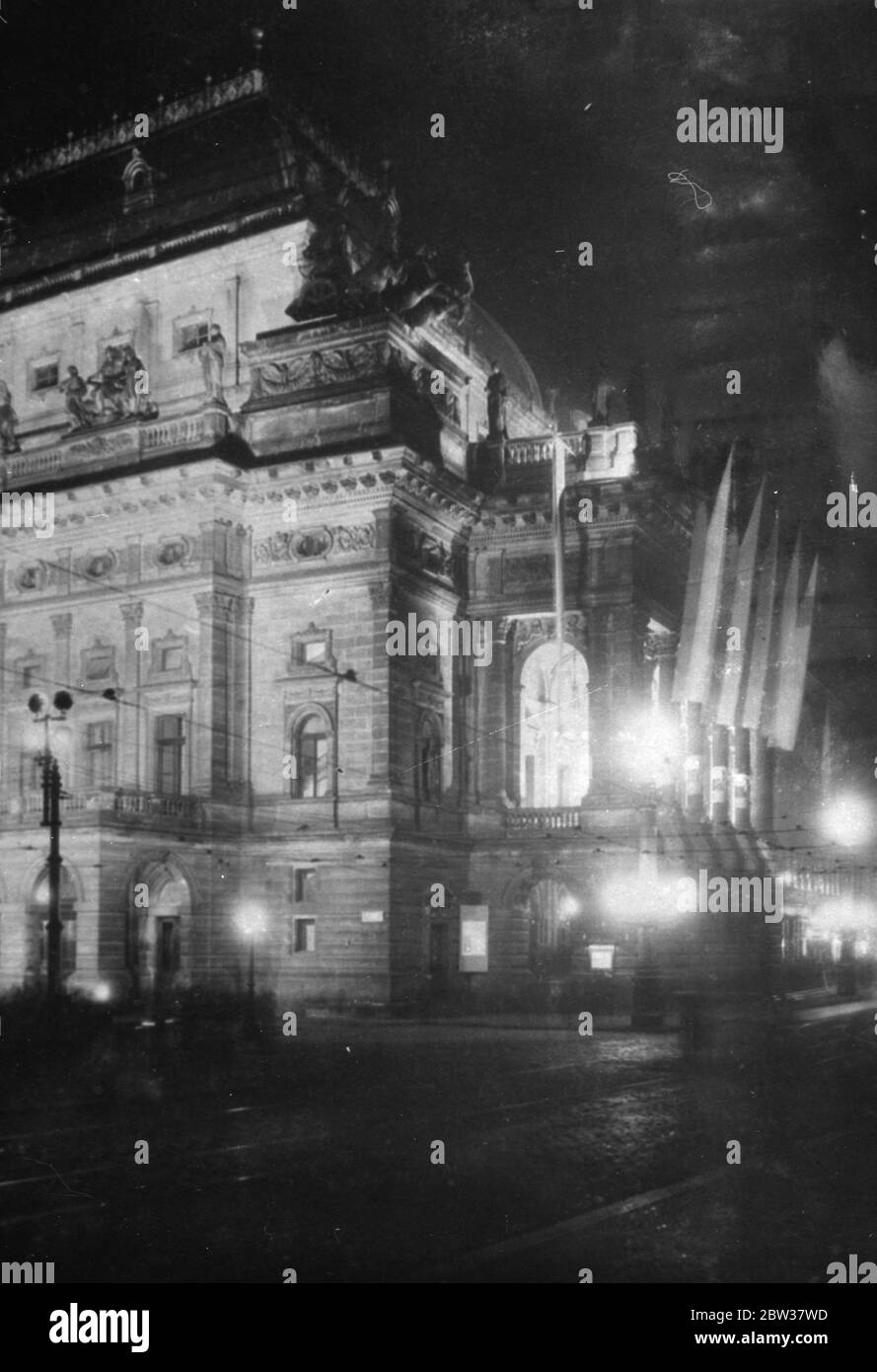 Tschechoslowakei Nationaltheater feiert 50. Jahr . Foto zeigt; das Äußere des Theaters bei Nacht. 23. November 1933 Stockfoto