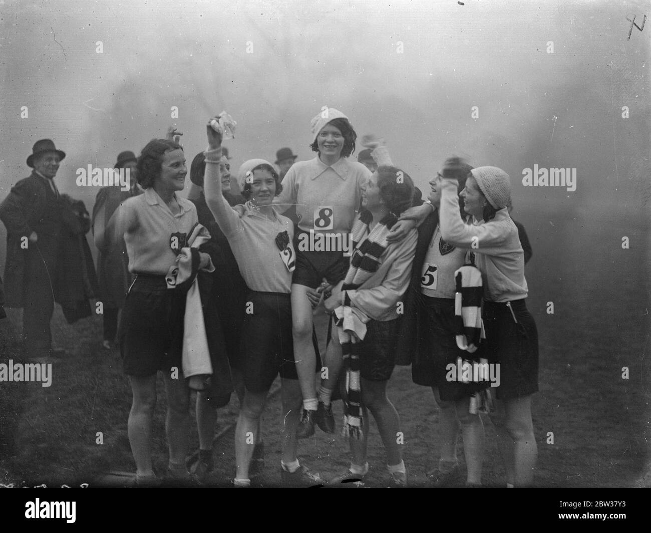 Doris Cooper gewinnt Olympiades Club Battersea Park Walk. Frau Doris Cooper gewann das zwei und eine Viertelmeile Gehbehinderung des London Olympiades Athletic Club in Battersea Park, London. Foto zeigt ; Vorsitzende von Miss Doris Cooper nach ihrem Sieg . 26 Dezember 1933 Stockfoto