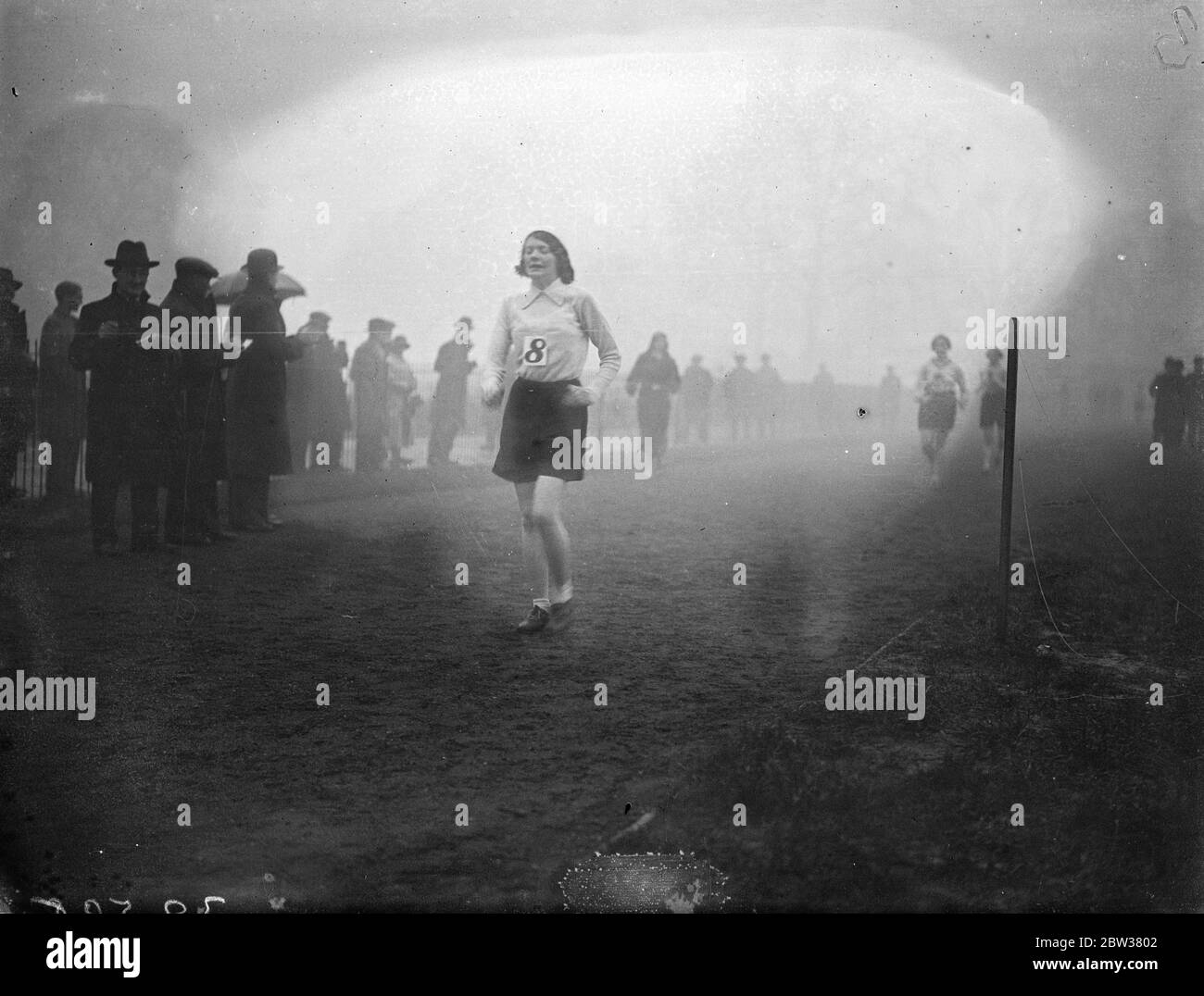 Doris Cooper gewinnt Olympiades Club Battersea Park Walk. Frau Doris Cooper gewann das zwei und eine Viertelmeile Gehbehinderung des London Olympiades Athletic Club in Battersea Park, London. Foto zeigt ; Miss Doris Cooper . 26 Dezember 1933 Stockfoto