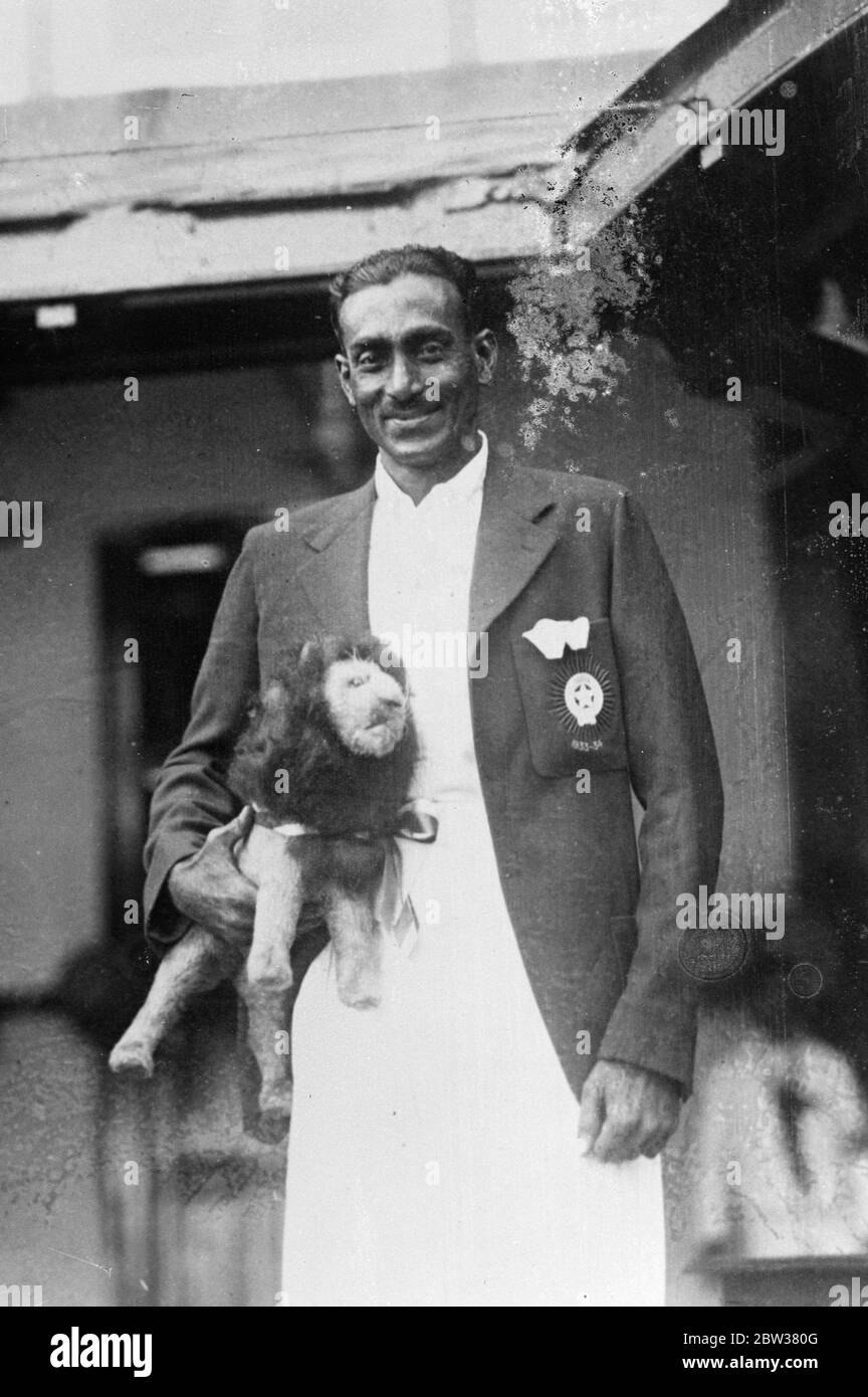 Indian Cricket Captain ' s Löwe Maskottchen. Major Naidu, Kapitän des indischen Test-Teams, mit dem Löwen Maskottchen, der ihm von Bewunderern vor dem Start des Test Match in Bombay, die von der MCC gewonnen wurde vorgestellt. 23 Dezember 1933 Stockfoto