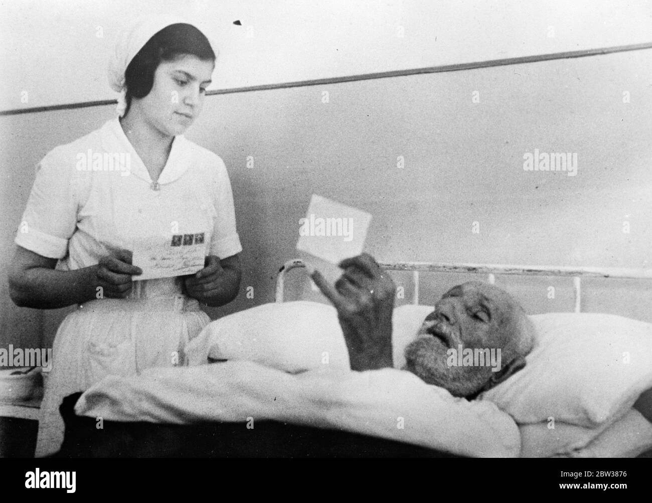 Zaro Agha kann wieder heiraten. Vorschlag von amerikanischen Mädchen. Liegen schwer krank im Krankenhaus in Istanbul, Zaro Agha, der behauptet, mehr als 160 Jahre alt und der älteste Mann der Welt sein, hat einen Vorschlag von Heirat von einem 35-jährigen amerikanischen Mädchen erhalten, Miss Hackman. Zaro Agha liest den Brief von Miss Hackman im Krankenhaus in Istanbul . Zaro hat bereits eine Reihe von Frauen überlebt. Mai 1934 Stockfoto