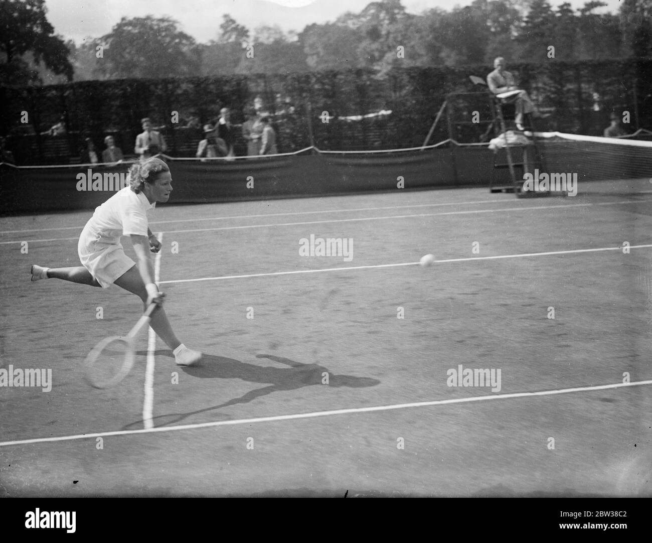 Jugendliche Tennis-Stars treffen sich in Wimbledon , um nationalen Titel zu entscheiden. Es gab einen Rekord-Eintrag für die British National Junior Lawn Tennis Championships, die in Wimbledon eröffnet. Foto zeigt Miss A Bypass in feiner Aktion in den Eröffnungsrunden des Turniers. 10. September 1934 Stockfoto