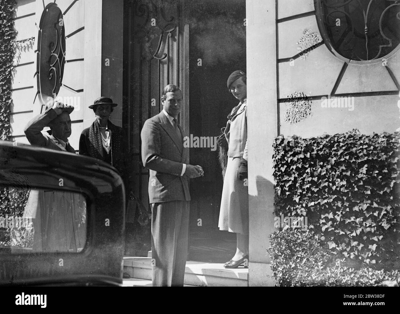 Prinz George und Prinzessin Marina in Paris . Prinz George und Prinzessin Marina von Griechenland, seine affianzierte Braut, kamen von München aus nach London. Foto zeigt Prinz George und Prinzessin Marina in der Tür von Madame Ralli ' s Haus in Paris. 11. September 1934 Stockfoto