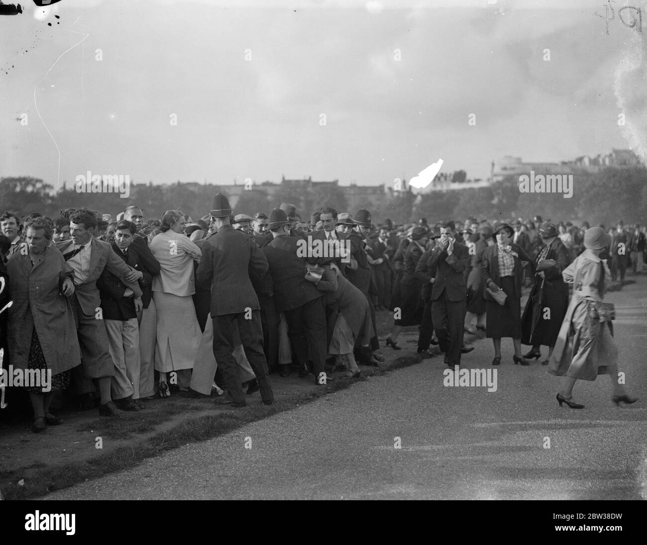 Polizeikampf mit Menschenmenge bei faschistischer Demonstration . Die Polizei kämpft, um eine riesige Menge in Schach zu halten, als Herr Oswald Mosley, Führer der britischen Union der Faschisten, im Hyde Park ankam, um die faschistische Demonstration zu adressieren. Die Polizei kämpft, um die Menge zurückzuhalten, als Sir Oswald Mosley ankam. September 1934 Stockfoto