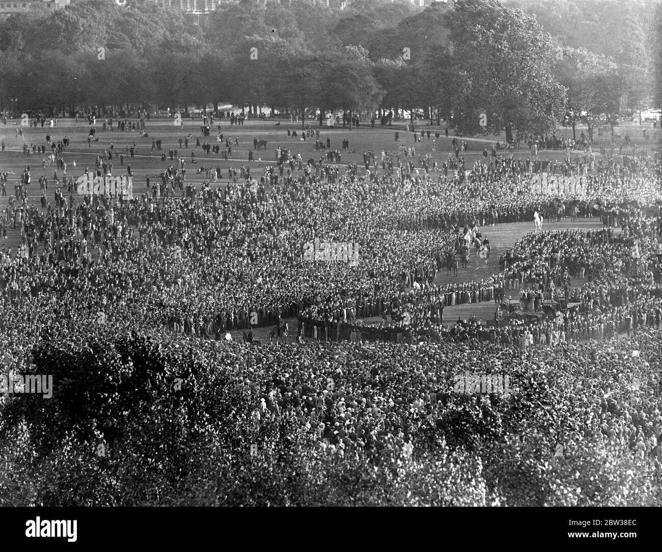Tausende Faschisten und Antifaschisten hielten Gegendemonstrationen im Hyde Park, London, ab. Es kam zu mehreren Zusammenstößen und mehreren Demonstranten wurden verletzt. Die Polizei verhaftete einige der Demonstranten. Foto zeigt, allgemeine Ansicht der großen Masse von Menschen demonstrieren im Hyde Park. September 1934 Stockfoto