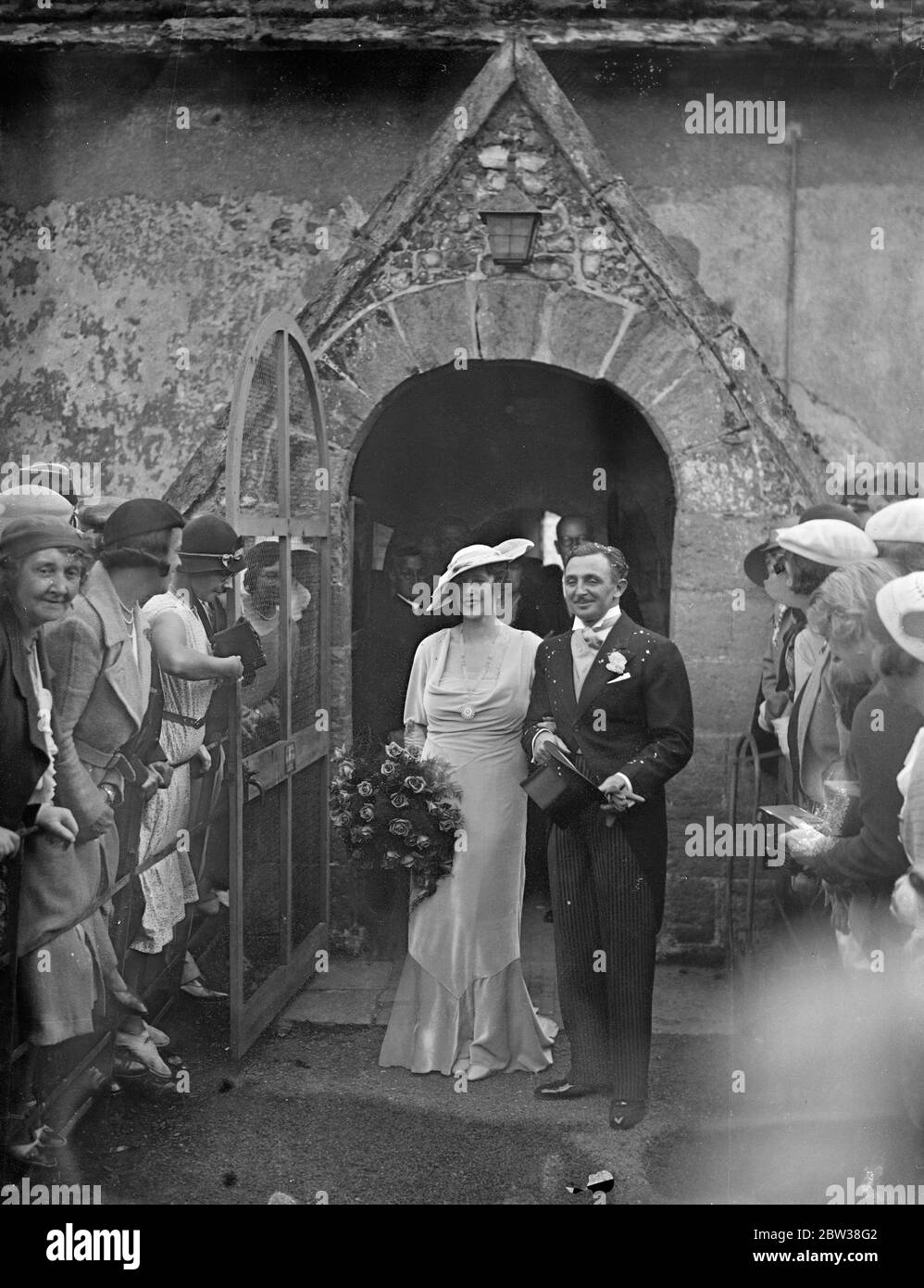 Clarice Mayne verheiratet mit ' Teddy ' knox in Dorfkirche. Miss Clarice Mayne, die Revue Schauspielerin, war mit Herrn Albert verheiratet (Teddy) Knox, von Nervo. Und Knox Ruhm, in St. Mary ' s Kirche, East Preston, in der Nähe von Angmering, Sussex. Miss Mayne wurde von ihrem Bruder, Herrn H A Dully, verschenkt. Foto zeigt, die Braut und Bräutigam nach der Zeremonie. September 1934 Stockfoto