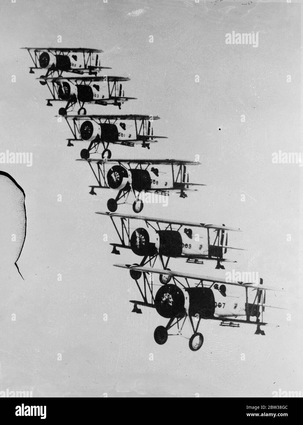 Amerikanische Aramen üben Formationsflüge während Manövern in ihrem Curtiss SBC Helldiver. Ein Geschwader von Meeresflugzeugen mit dem Spitznamen "Höllentaucher" Aufrechterhaltung einer extrem schwierigen Formation während manoevres in Amerika. September 1934 Stockfoto