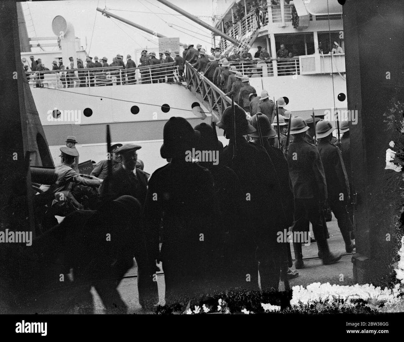 Erste Troopship der Saison . Die erste Truppenschaft der Saison, die Southampton verlassen wurde die SS Neuralia. Sie nimmt ein Bataillon des Royal Berkshire Regiments und andere Abteilungen nach Bombay. Foto zeigt, Truppen gehen an Bord der SS Neuralia in Southampton. September 1934 Stockfoto