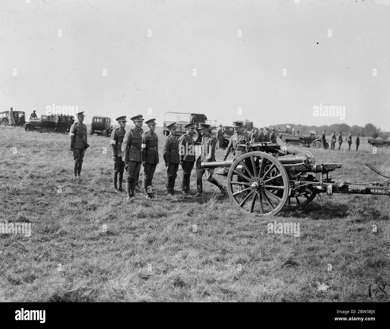 Champion Batterien der territorialen Feld Artillerie von England, Schottland und Wales konkurrieren um den König ' s Preis in Larkhill auf Salisbury Plain. Foto zeigt, die 226. Batterie der 32. East Counties Feldbrigade in der Aktion der Abfeuerung ihrer 18 Pfünder während des Wettbewerbs auf Lark Hill. 27 September 1934 Stockfoto