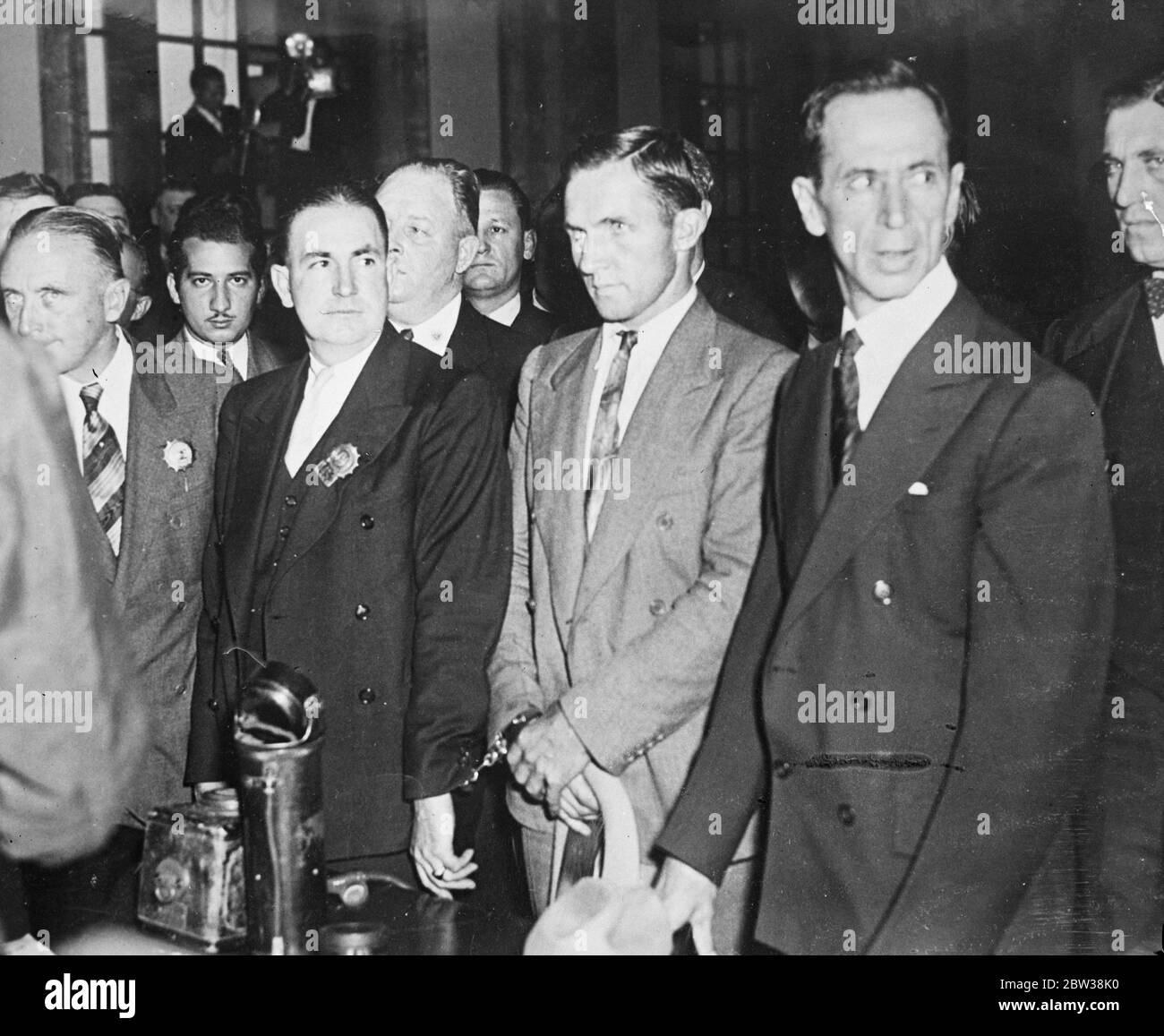 Kauftman in Handschellen in der Greenwich Dorf Polizeistation bei seiner Verhaftung. 28. September 1934 Stockfoto