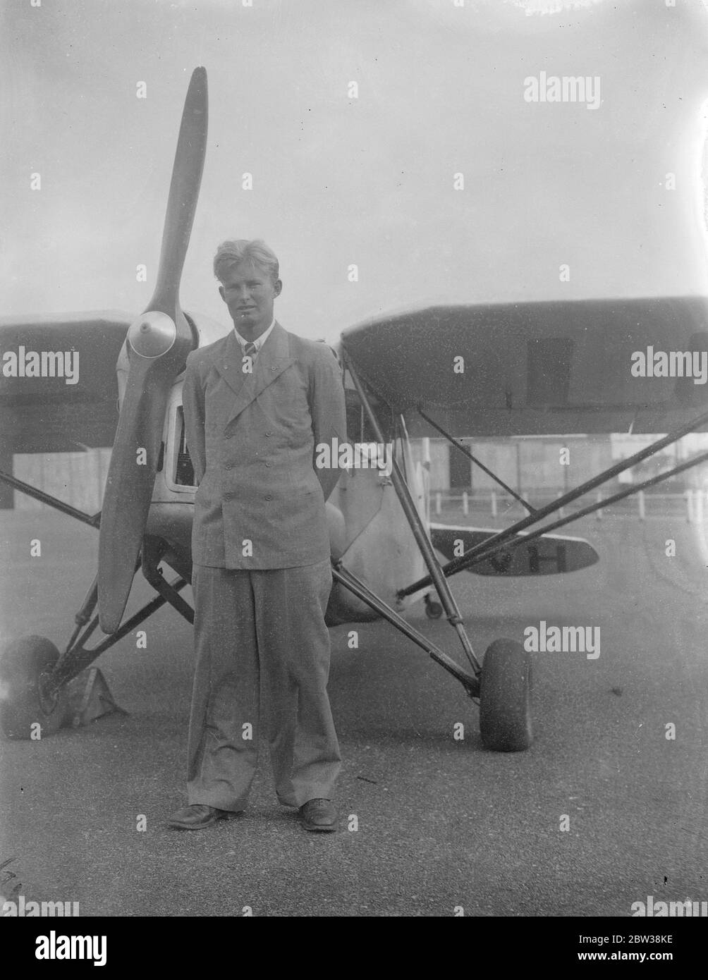 Junger Flieger kommt in Croydon nach Australien England Flugrekord brechen. Hat sie alle überrascht. Foto zeigt, Herr James Melrose mit seinem Flugzeug bei der Ankunft in Croydon. 28. September 1934 Stockfoto