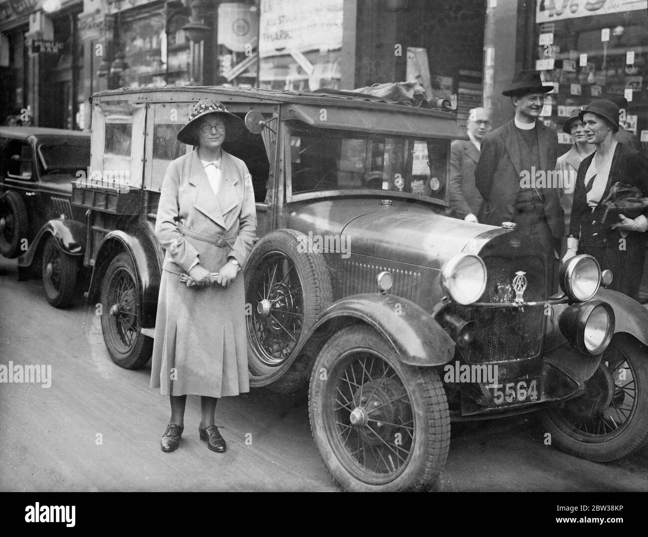 Frau, um vier Jahre stillende Leprakranke auf der zentralafrikanischen Insel zu verbringen. Foto zeigt Miss R M E Langley fotografiert in London mit dem Krankenwagen, den sie in Ruanda benutzt. 28 September 1934 Stockfoto