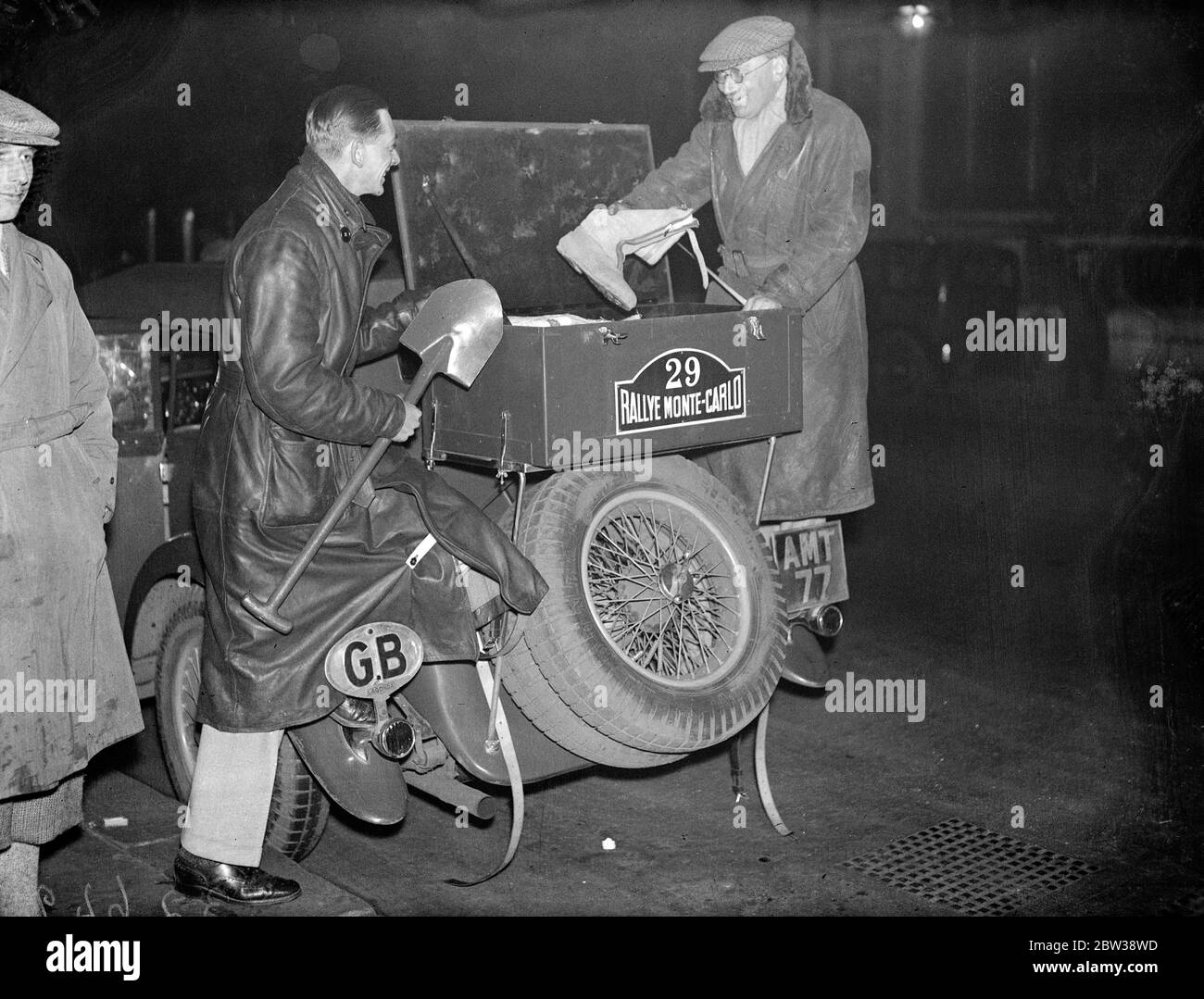 Lord De Clifford verlässt London nach Athen - ein Konkurrent in der Monte Carlo Rally Motorlauf . Lord de Clifford verließ den Royal Automobile Club in London nach Athen, von wo aus er in der Monte Carlo Motorfahrt starten wird. Er ist mit einem viereinhalb Liter lagonda in den Wettbewerb . Foto zeigt ; Lord de Clifford (links, mit Schaufel) und einer seiner Mannschaft , Herr H B Browning , Verpackung ihrer besonderen Reise-Kofferraum vor dem Verlassen . 6. Januar 1934 30er, 30er, 30er, 30er, 30er, 30er, 30er Stockfoto