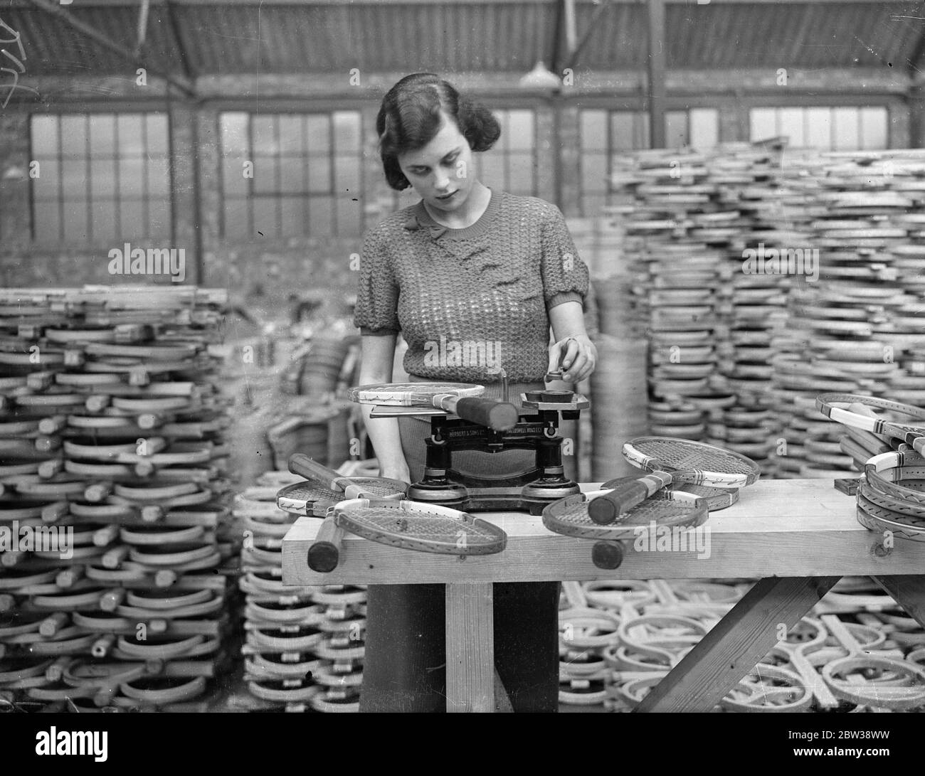 Dreitausend Tennisschläger pro Woche durch neue Verfahren in London Fabrik gemacht. 5. Januar 1934 30er, 30er, 30er, 30er, 30er, 30er, 30er Stockfoto