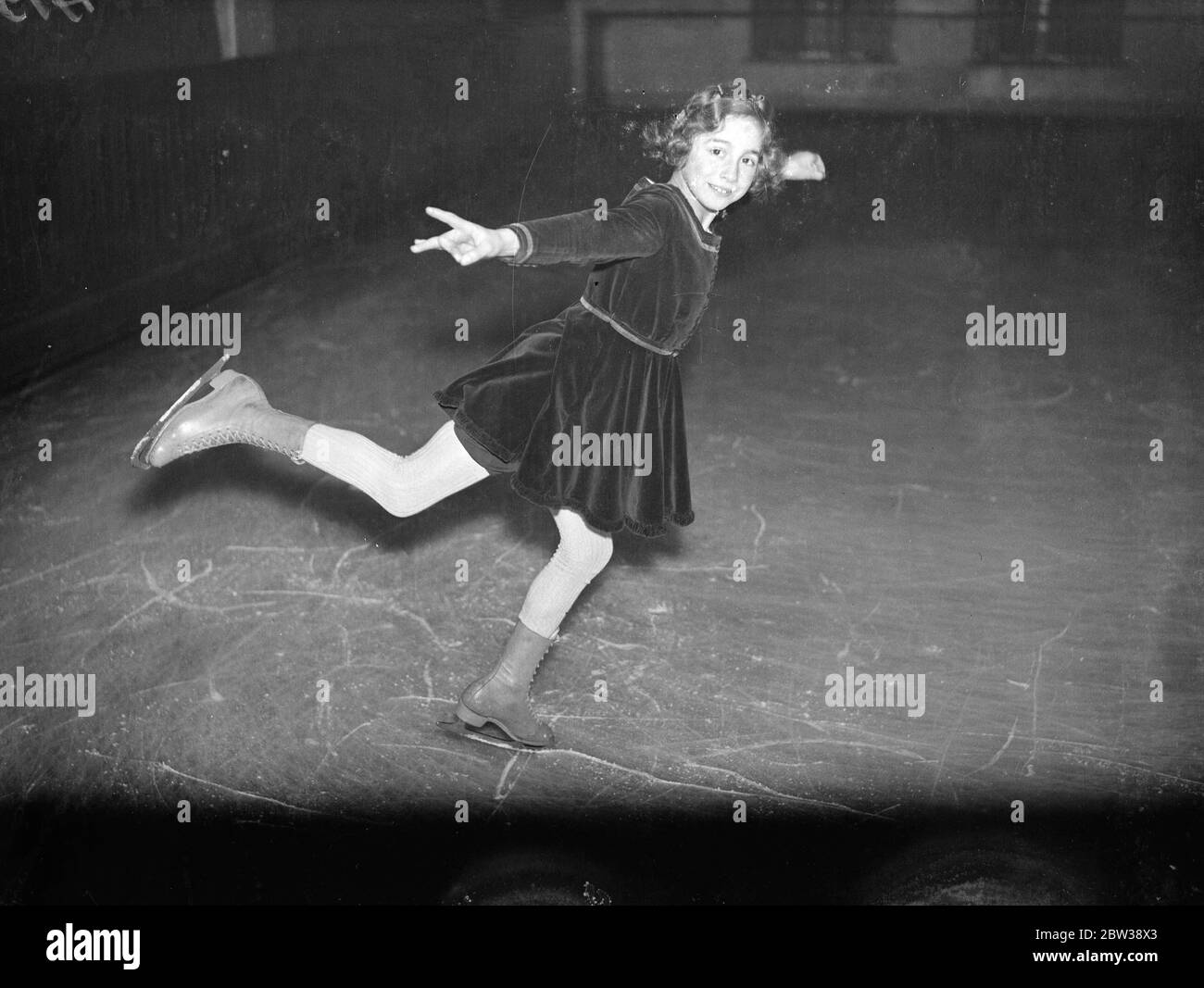 Ein Experte auf dem Eis um sieben Uhr . Miss Mary Rose Barrington, die siebenjährige Tochter von Frau Minerva Barrington, Kapitän des London Lambs Ice Hockey Team, ist bereits ein sehr vielversprechender Skater. Sie begann fast so schnell zu laufen und hat bereits ihre Bronzemedaille gewonnen. Foto zeigt; Mary Rose Barrington, im Alter von 7, üben eine Figur auf der Grosvenor House Eisbahn, London. 13. Januar 1934 30er, 30er, 30er, 30er, 30er, 30er Jahre Stockfoto