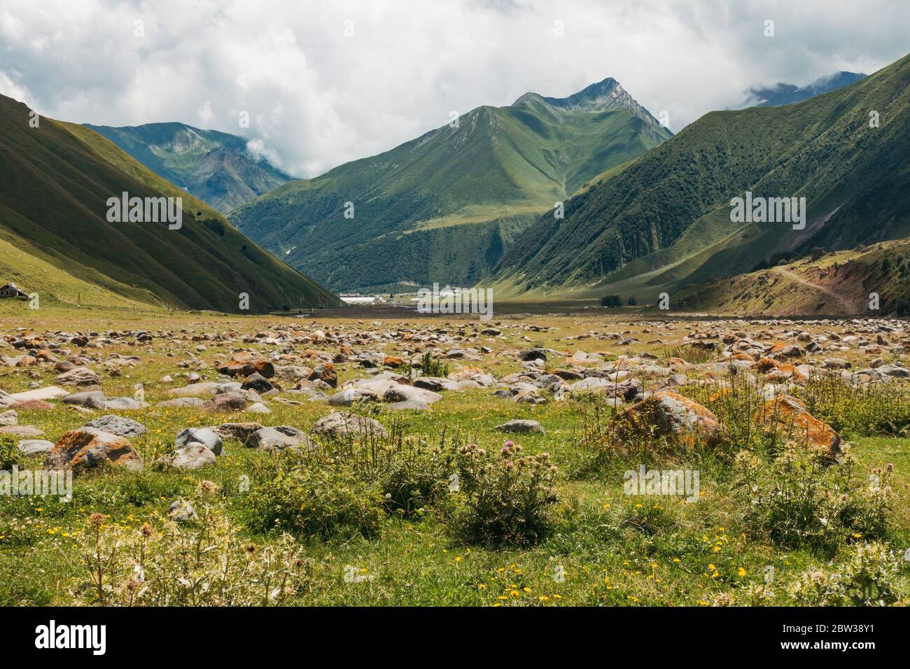 Blick auf ein bergiges Tal in der Region Kazbegi, Georgien Stockfoto