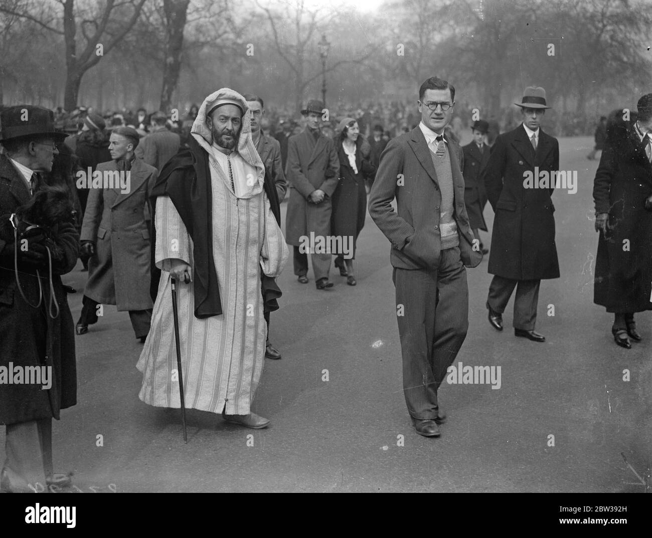 Ost trifft West im Park . Abdesalam B L Bennuna von Tetuanu, Marokko, trägt seine einheimischen Kleid, ein seltsamer Kontrast zu den neuesten Saison' s Stile zum ersten Mal im Hyde Park gesehen, Ostersonntag. 1. April 1934 30er, 30er, 30er, 30er, 30er, 30er Jahre Stockfoto