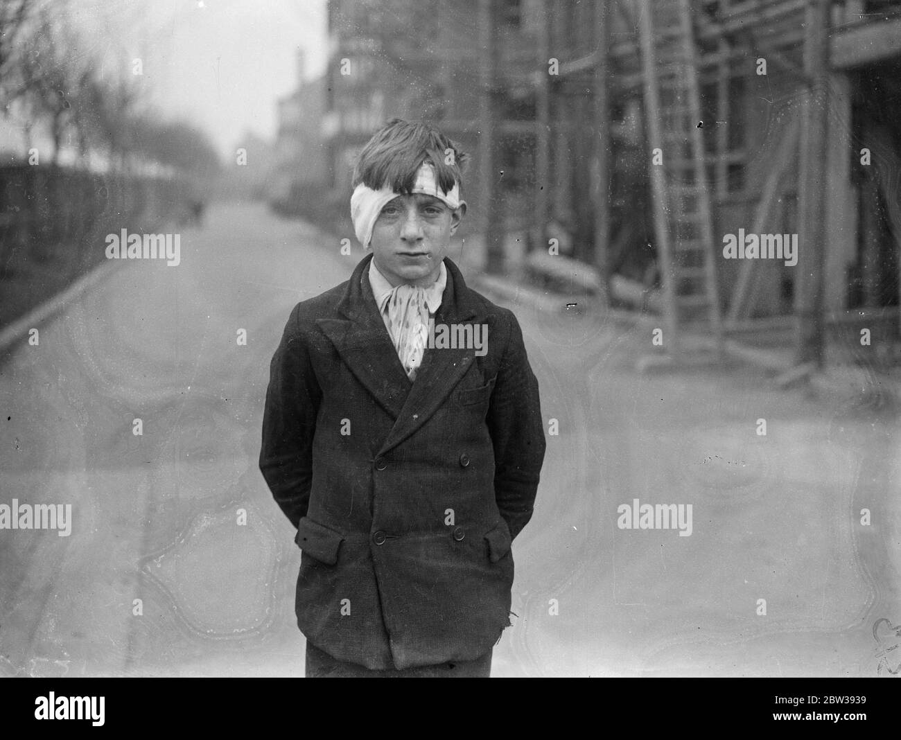 Junge getötet und Junge und Mädchen bei der Schießerei auf Messe verletzt. Nicholas Edwards , im Alter von 11, von North Kensington getötet wurde , Miss Lilian Maud Clark , im Alter von 18 , ein Begleiter von Notting Hill und Alfred Edward Pope , im Alter von 13 , von North Kensington , wurden bei einem Unfall in einer Schießstand bei Wormwood Scrubs verletzt , Feiertagsmesse . Tausende von Menschen vollgestopft den Boden, wenn fünf Schüsse klingelte in einem Volley. Edwards wurde durch den Kopf geschossen. Miss Clark wurde in der Wange und Papst das Ohr verletzt. Es wird behauptet, dass ein sich wiederholendes Gewehr neu geladen wurde, das auf die Menge zeigte, wenn es versehentlich war Stockfoto