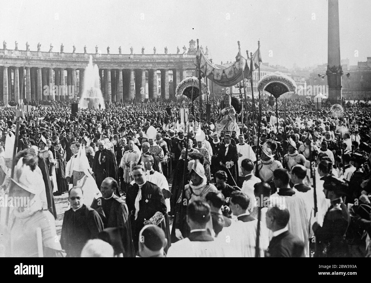 Der Papst segnete die Menge von seinem Thron, als er in St. Peter ' s . Mit dem Heiligen Jahr endet , der Papst Pius XI heiliggesprochen den seligen Don Bosco in St. Peter ' s , Rom . Don Bosco war der piemontesische Priester, der die Gesellschaft des hl. Franz von Sales gründete. Es wird berechnet, dass etwa 88 , 000 Pilger , sprechen 22 Sprachen waren entweder in St. Peter ' s oder auf der Piazza draußen. Es wird geschätzt, dass 300, 000 Menschen knieten, um den päpstlichen Segen zu erhalten. Foto zeigt; der Papst segnet die Menge von seinem Thron, als er in Prozession an St. Peter ' s 3. April 1934 30s, 30s, Stockfoto