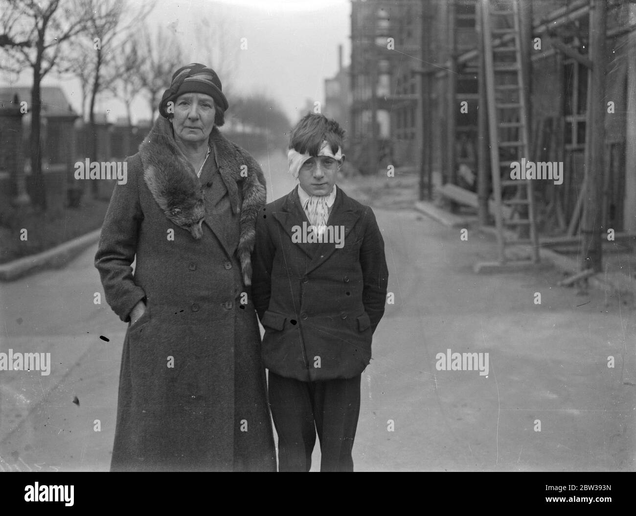 Junge getötet und Junge und Mädchen bei der Schießerei auf Messe verletzt. Nicholas Edwards , im Alter von 11, von North Kensington getötet wurde , Miss Lilian Maud Clark , im Alter von 18 , ein Begleiter von Notting Hill und Alfred Edward Pope , im Alter von 13 , von North Kensington , wurden bei einem Unfall in einer Schießstand bei Wormwood Scrubs verletzt , Feiertagsmesse . Tausende von Menschen vollgestopft den Boden, wenn fünf Schüsse klingelte in einem Volley. Edwards wurde durch den Kopf geschossen. Miss Clark wurde in der Wange und Papst das Ohr verletzt. Es wird behauptet, dass ein sich wiederholendes Gewehr neu geladen wurde, das auf die Menge zeigte, wenn es versehentlich war Stockfoto