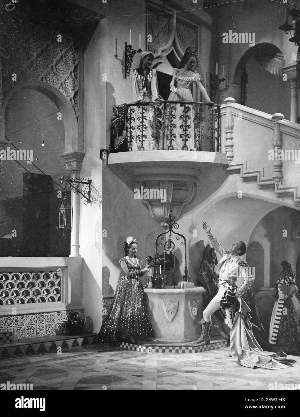 Douglas Fairbanks beginnt mit der Arbeit an seinem neuen britischen Film. Die Produktion des neuen Films "das Privatleben von Don Juan" von Douglas Fairbanks wurde in den Studios von Imperial Film Productions aufgenommen. Merle Oberon und Benita Hume sind ebenfalls in der Besetzung. Foto zeigt, Douglas Fairbanks und Merle Oberon, Dreharbeiten mit anderen Mitgliedern der Besetzung. 5. April 1934 30er, 30er, 30er, 30er, 30er, 30er, 30er Stockfoto