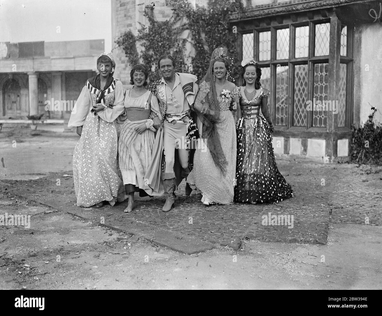 Douglas Fairbanks beginnt mit der Arbeit an seinem neuen britischen Film. Die Produktion des neuen Films "das Privatleben von Don Juan" von Douglas Fairbanks wurde in den Studios von Imperial Film Productions aufgenommen. Merle Oberon und Benita Hume sind ebenfalls in der Besetzung. Foto zeigt, Douglas Fairbanks und Merle Oberon (ganz rechts) mit anderen Mitgliedern der Besetzung. 5. April 1934 30er, 30er, 30er, 30er, 30er, 30er, 30er Stockfoto