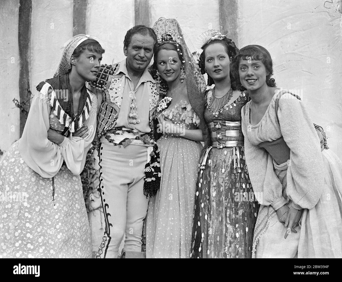 Douglas Fairbanks beginnt mit der Arbeit an seinem neuen britischen Film. Die Produktion des neuen Films "das Privatleben von Don Juan" von Douglas Fairbanks wurde in den Studios von Imperial Film Productions aufgenommen. Merle Oberon und Benita Hume sind ebenfalls in der Besetzung. Foto zeigt, Douglas Fairbanks und Merle Oberon (2. Von rechts) mit anderen Mitgliedern der Besetzung. 5. April 1934 30er, 30er, 30er, 30er, 30er, 30er, 30er Stockfoto