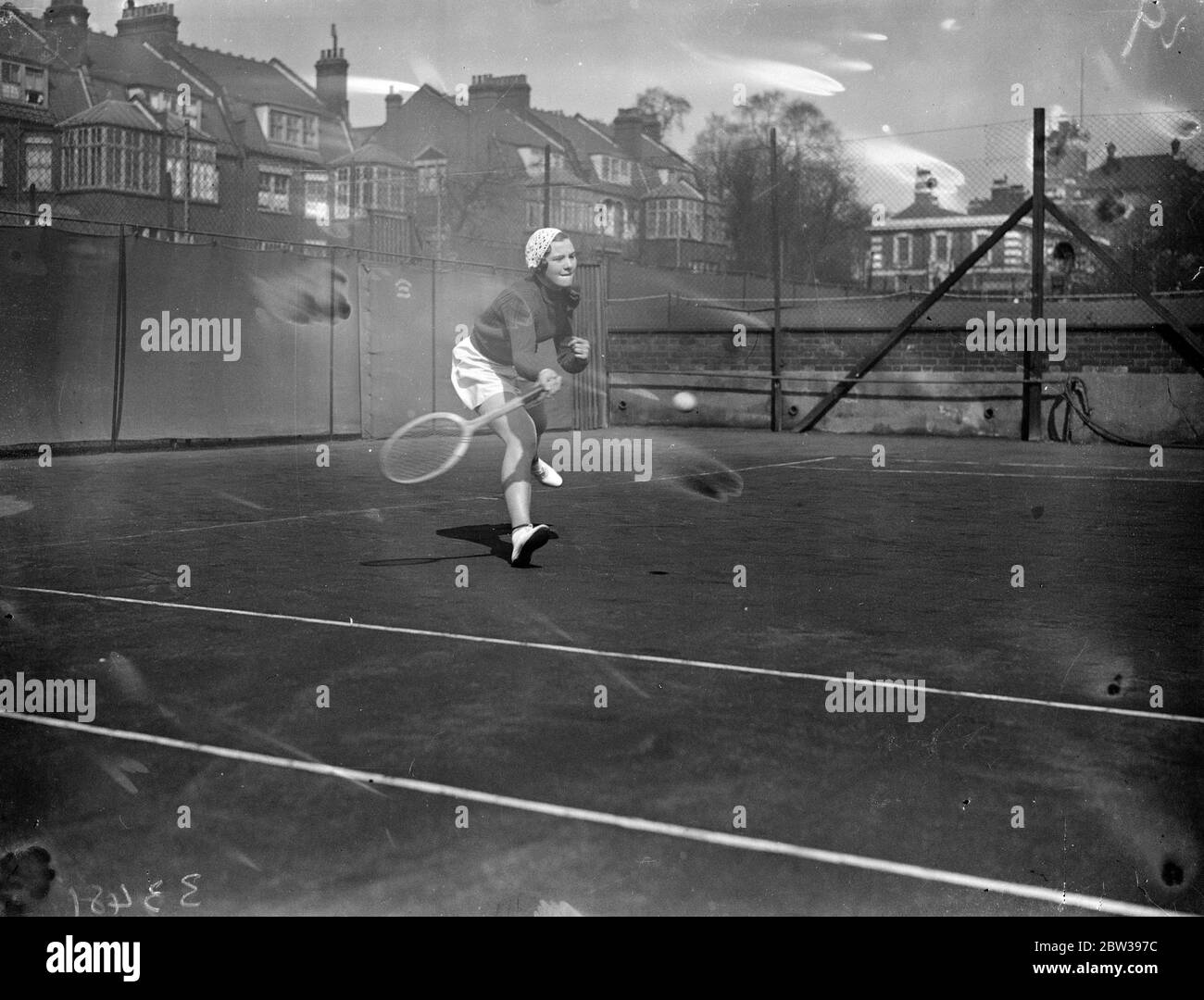 Britische Tennisspielerin Betty Batt auf dem Platz. Januar 1933 . 30er, 30er, 30er, 30er, 30er, 30er, 30er, 30er Stockfoto