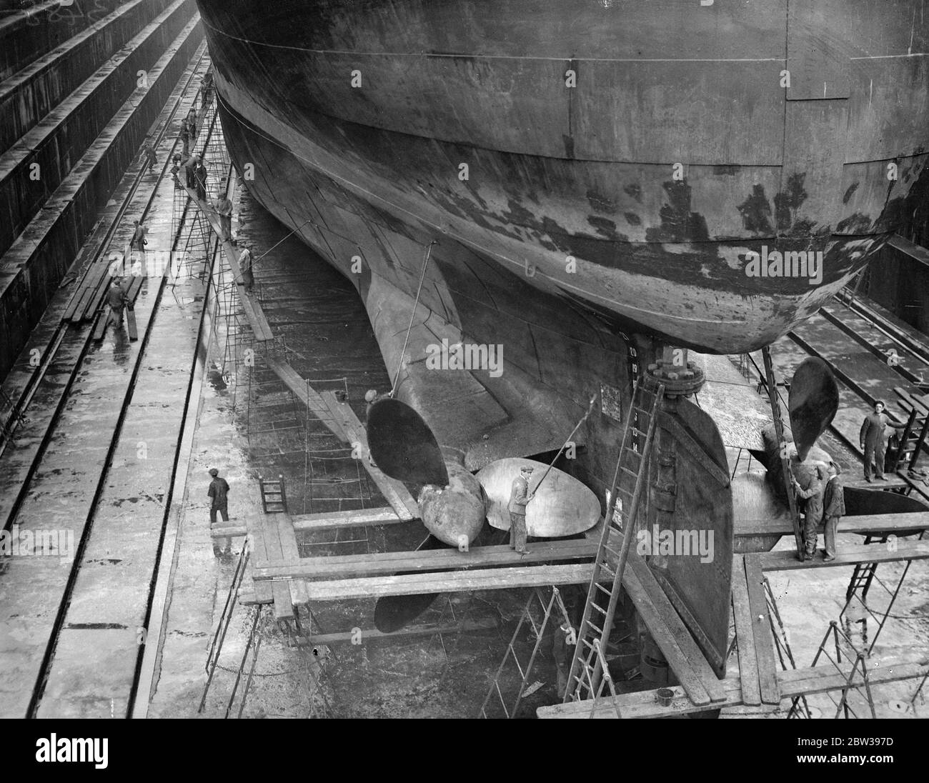 Malen Sie den Rumpf der SS Mataroa in der King George V Trockendock . Mai 1934 30er, 30er, 30er, 30er, 30er, 30er, 30er, 30er Stockfoto