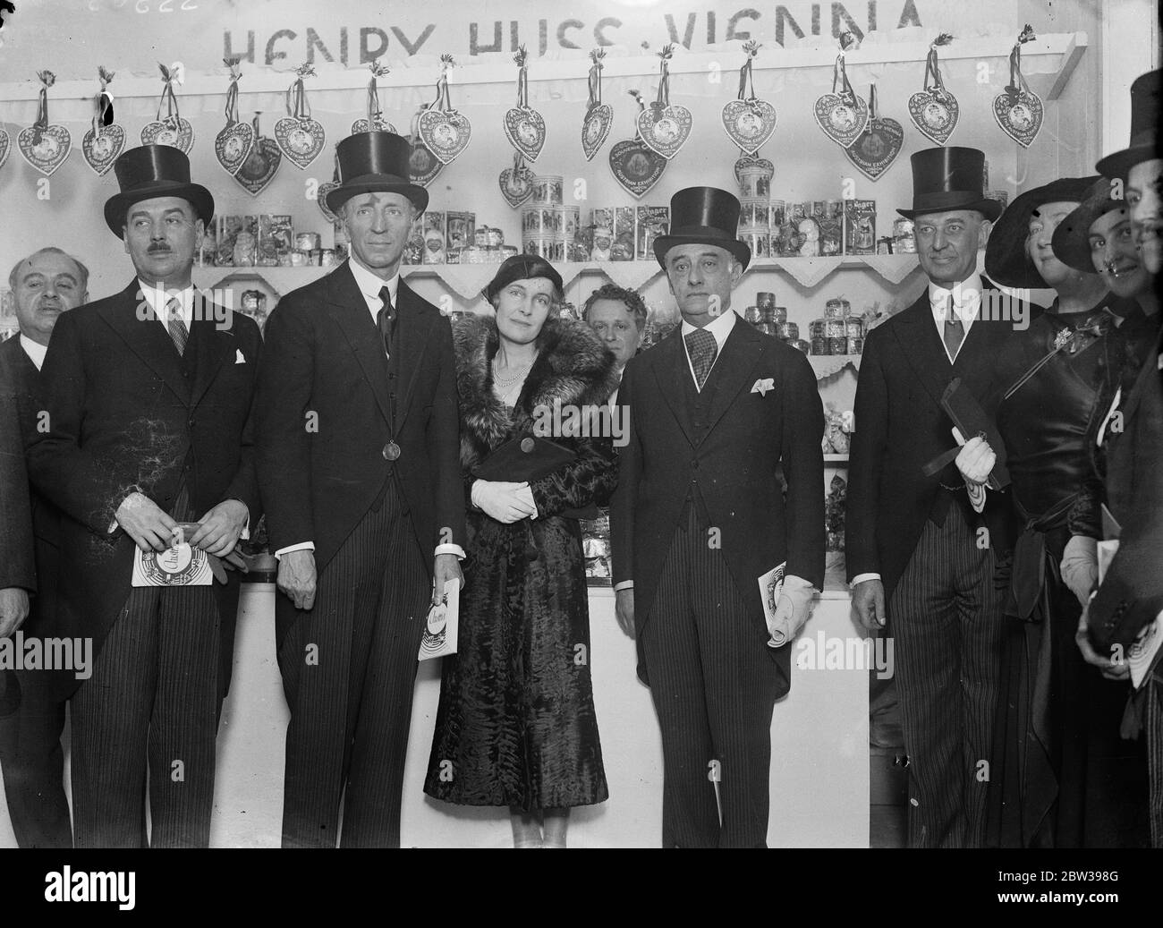 Österreichische Ausstellung eröffnet in London. Die Nationale Österreichische Ausstellung, die erste Ausstellung Österreichs seit 1906 in London, wurde in der Dorland Hall eröffnet. Die Ausstellung ist repräsentativ für die Geschichte Österreichs in Kunst und Industrie. Fotos zeigen ; Baron George Franckenstein , der österreichische Minister in London und Herr Fritz Stockinger , österreichischer Handelsminister , bei der Eröffnungsfeier . 16 April 1934 30er, 30er, 30er, 30er, 30er, 30er, 30er Stockfoto