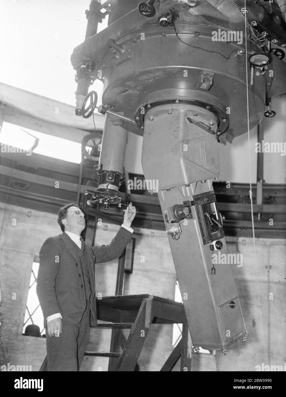 Ein riesiges neues Kamerateleskop zur Messung der Sternwärme mittels Fotografien wurde am Greenwich Observatory in Greenwich Park, London, installiert. Das Licht der Sterne fällt auf den Spiegel und geht dann mehrmals vom Reflektor zum Reflektor und durch ein Prisma, bis es schließlich die fotografische Platte erreicht. Der Spiegel des Teleskops ist 36 Zoll im Durchmesser und 6 Zoll dick und wiegt 500 lbs. Es dauerte zwei Jahre zu machen. Die Kuppel ist 34 Fuß im Durchmesser und der Beobachter kann alle komplizierten Instrumente mit dem Knopfdruck zu steuern. Foto zeigt ; die n Stockfoto