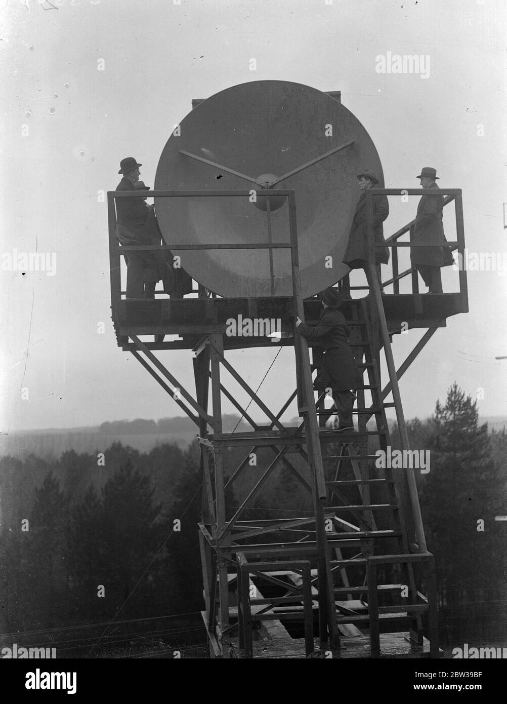 Sir Philip Sassoon weiht Zwergfunkgerät für sichereres Fliegen in Lympne ein. Sir Philip Sassoon , Staatssekretär für Luft , begleitet von Oberst Shelmerdine , Direktor der Zivilluftfahrt und Vertreter der ausländischen Regierungen , offiziell eingeweiht eine drahtlose Station, die auf der kürzesten Wellenlänge arbeitet jemals kommerziell am Lympne Aerodrome , Kent . Die Station wird auf einer Wellenlänge von acht Zoll betrieben und wird als hocheffiziente Funkverbindung über den Kanal verwendet werden, um Continental Air Services zu helfen. Ein weiterer Bahnhof wurde in St Inglevert , Frankreich gebaut, um sich anzuschließen Stockfoto