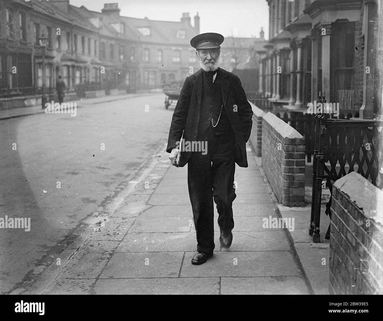 Neunzig - ein Jahre alt und immer noch stark . Herr George Barker von Wood Green, London, feiert seinen neunzig - ersten Geburtstag in diesem Monat. Er beabsichtigt, seine jährliche Wanderung nach St Albans, eine Entfernung von siebzehn Meilen. Herr Barker 's Chef Hobby ist das Geigenspiel. Er hat eine Reihe von ausgezeichneten Instrumenten. Er schreibt auch ein gutes Stück Poesie. Foto zeigt; Herr George Barker macht sich auf zu einem Übungsgang. 12. April 1934 Stockfoto