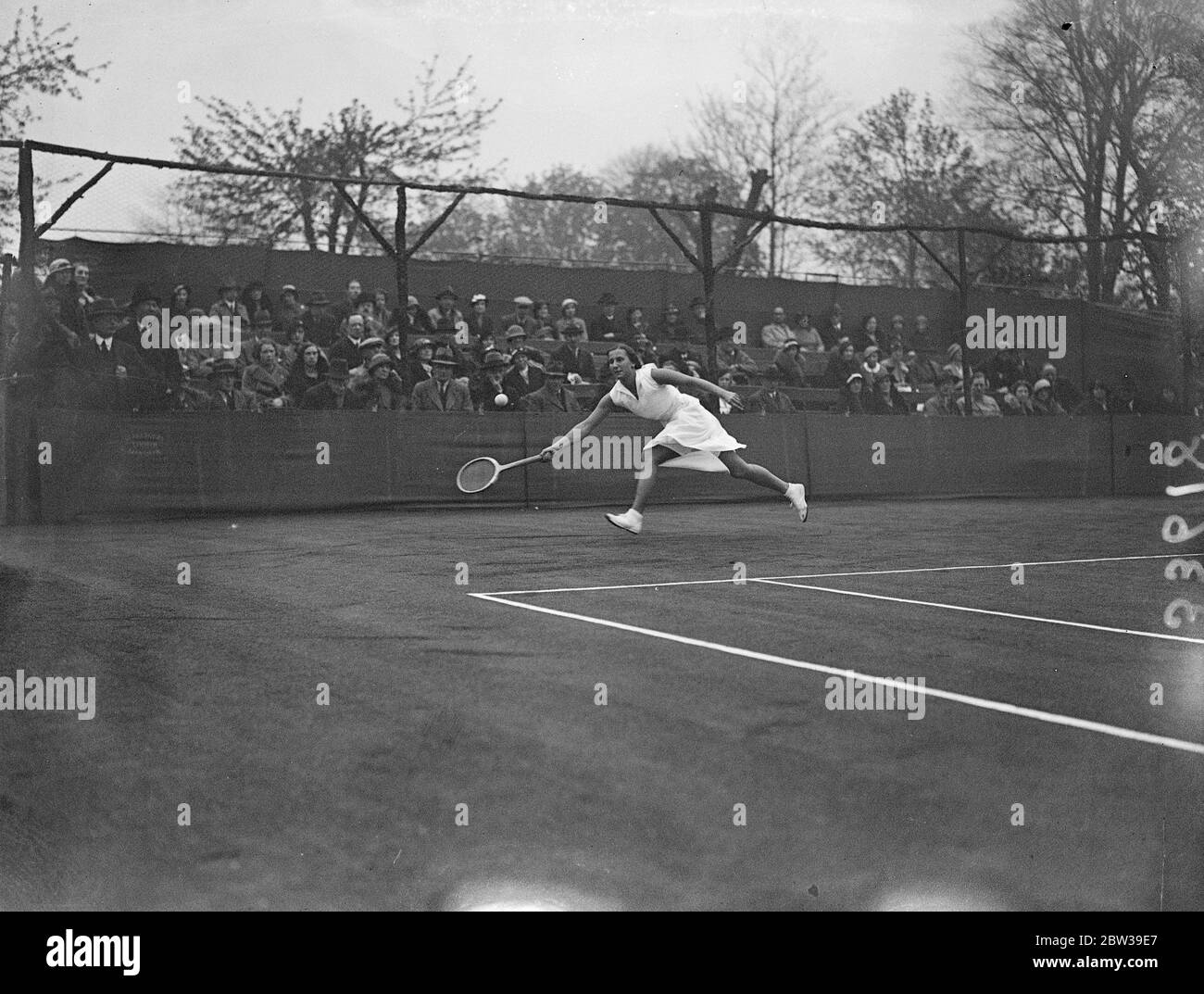 Miss Dorothy Runde Stretching für einen Schuss in ihrem Tennis Spiel. April 1934 Stockfoto