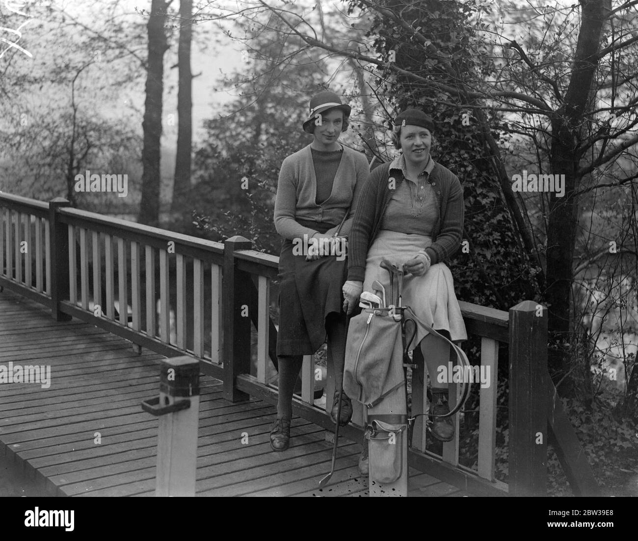 Damen parlamentarische Golf in Ranelagh . Die Ladies Parliamentary Golf Cub eröffnete seine Frühjahrstagung im Ranelagh Club, London. Foto zeigt, Miss Lampson und Miss R Rankin. 27. April 1934 Stockfoto