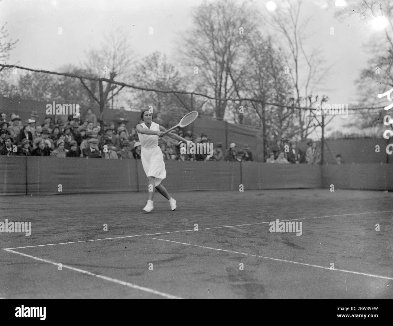 Miss Dorothy Round nimmt einen Schuss in ihrem Tennis Spiel. April 1934 Stockfoto