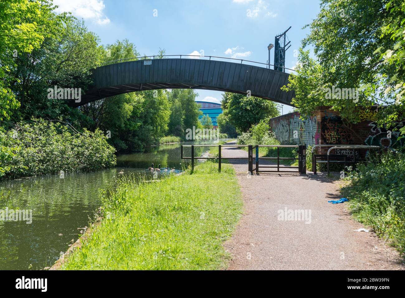 Birmingham und Fazeley Canal in Nechells, Birmingham in der Nähe der Gravelly Hill Interchange, auch bekannt als Spaghetti Junction Stockfoto