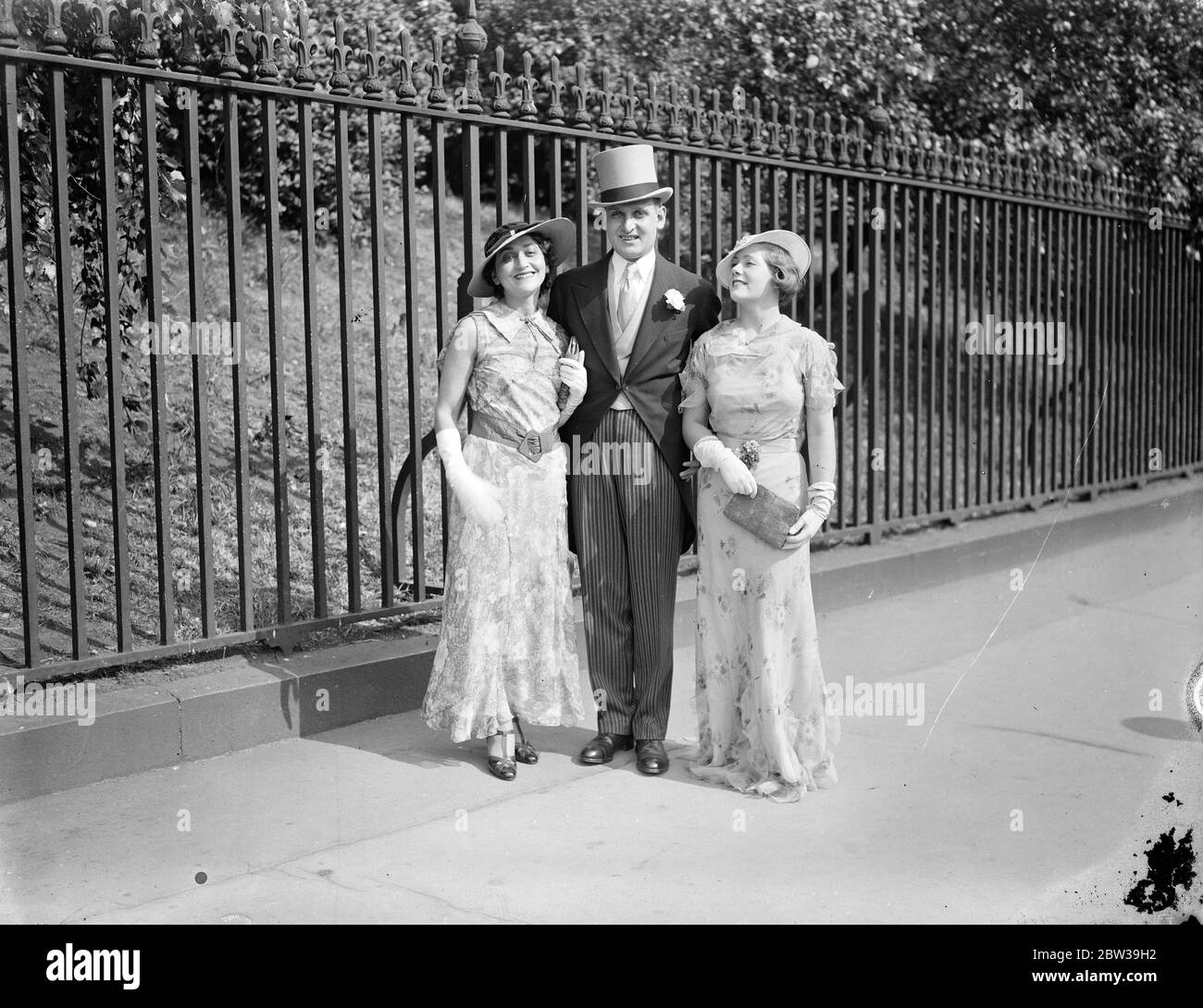 Amerikanische Frau Anwalt bei der Royal Garden Party am Buckingham Palace . Miss Fanny Holtzman, die berühmte amerikanische Frau Anwalt, Ankunft mit ihrem Bruder, Herr David Marshall Holtzman, für die Garden Party. 25 Juli 1935 Stockfoto
