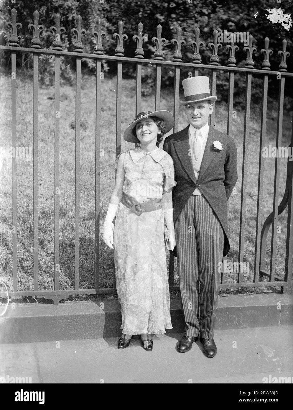 Amerikanische Frau Anwalt bei der Royal Garden Party am Buckingham Palace . Miss Fanny Holtzman, die berühmte amerikanische Frau Anwalt, Ankunft mit ihrem Bruder, Herr David Marshall Holtzman, für die Garden Party. 25 Juli 1935 Stockfoto