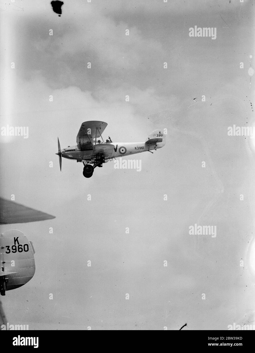Air Squadrons kämpfen mimische Schlachten über England. Die Woche der Luftverteidigung beginnt . Maschinen der No 15 Squadron ( Hawker Hart Bomber ) Manövrieren für Position, um ihr Ziel während der Luftangriff auf England zu bombardieren. 22 Juli 1935 Stockfoto