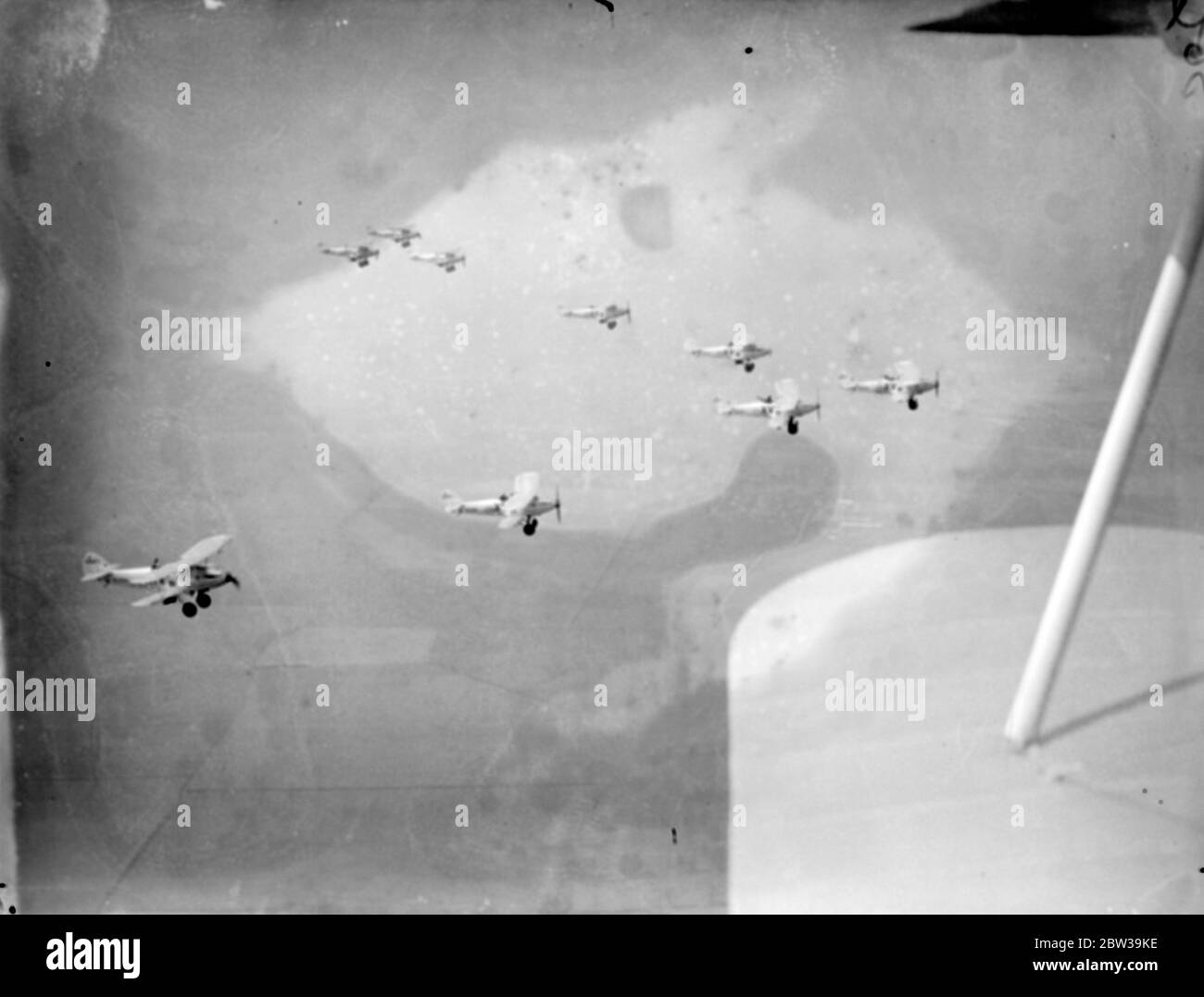 Air Squadrons kämpfen mimische Schlachten über England. Die Woche der Luftverteidigung beginnt . Maschinen der No 15 Squadron ( Hawker Hart Bomber ) Manövrieren für Position, um ihr Ziel während der Luftangriff auf England zu bombardieren. 22 Juli 1935 Stockfoto